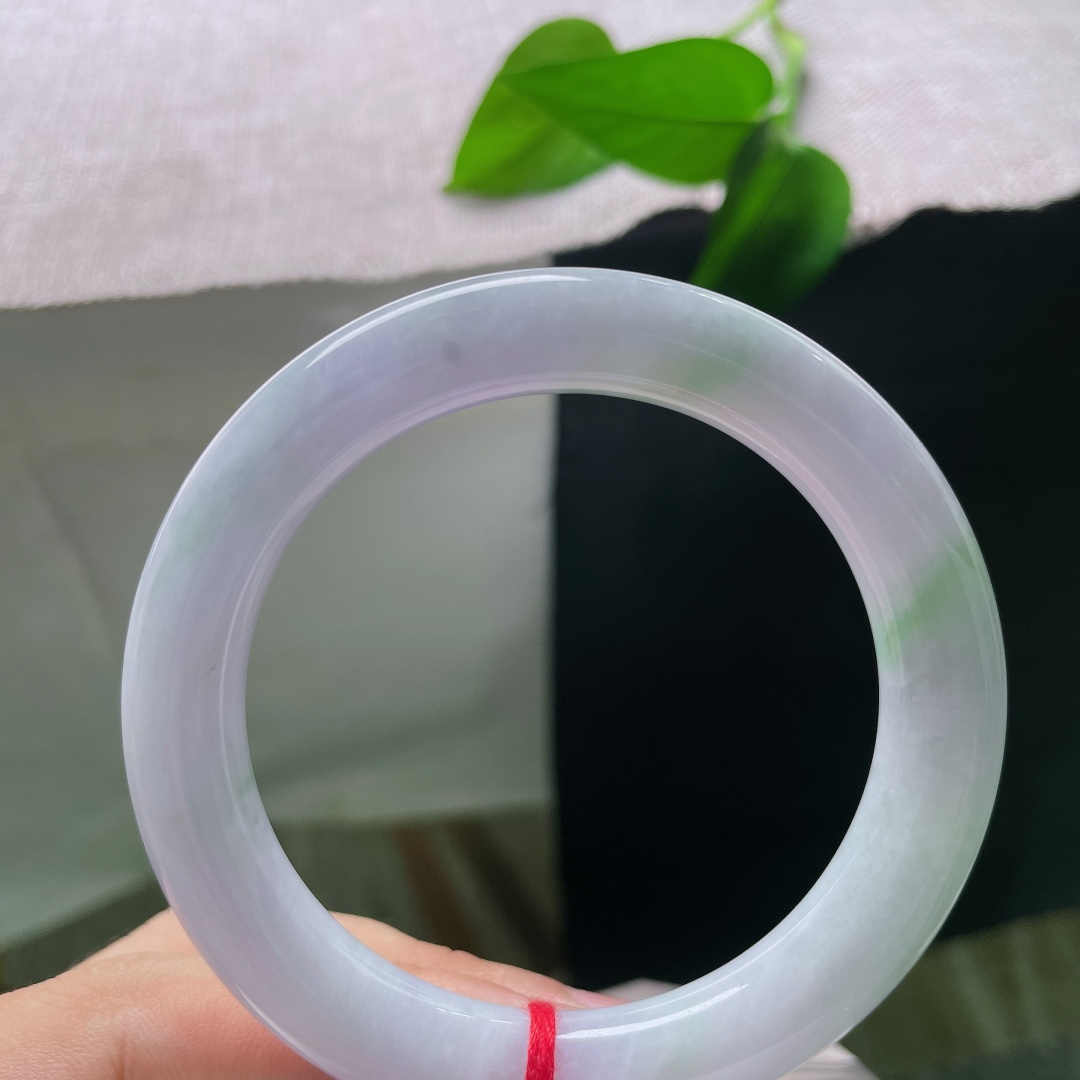 55.8/10.6，圆条，一点皮纹，紫调柔和不浓烈，清新淡雅，不张扬不艳俗，把含蓄的东方柔韵凝于腕间