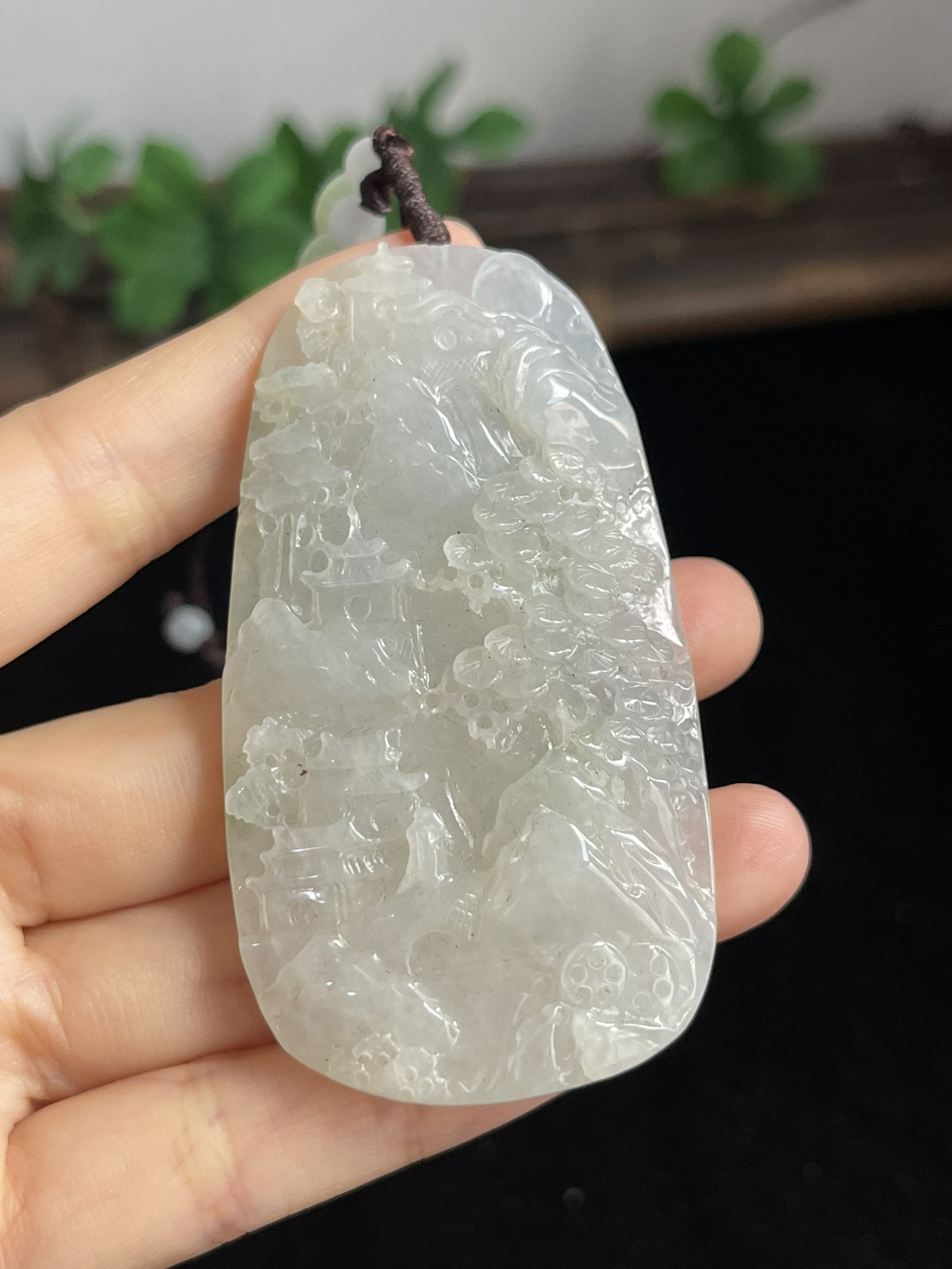 双面雕，精雕细琢，翡翠山水牌，厚装55.54克，手把件，车挂件