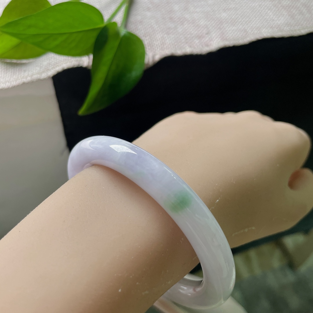 圆条，一点皮纹，细腻温润，淡紫基调，紫绿相融温柔雅致，自带春日朦胧浪漫感，温婉又富有诗意。ss57874a
