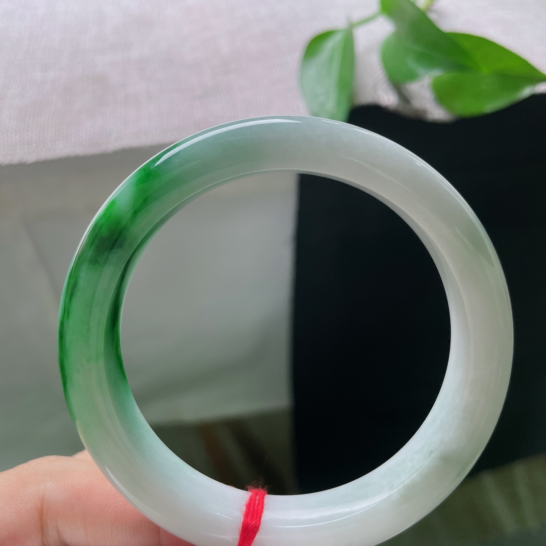 白底青正圈，一点皮纹，素净洁白玉底，艳润的辣绿恣意晕染，翠色浓烈鲜活，上手自带古典明媚的氛围感。ss57987a