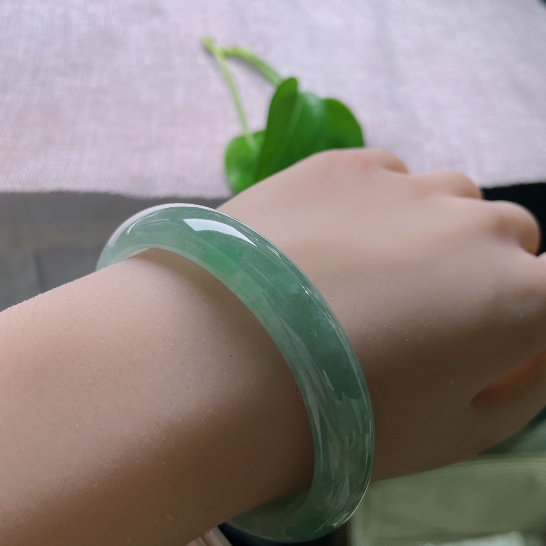 绿底贵妃，一点皮纹，腕间一汪碧色，似山间清潭，清冽温婉，自带清爽舒适的氛围感。ss57893a