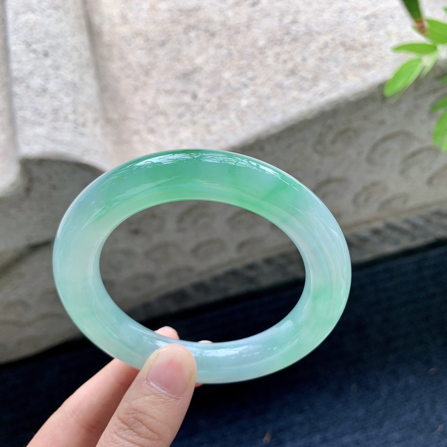 圆条57 58，冰糯飘绿，水润，种老，细腻，打灯有絮线