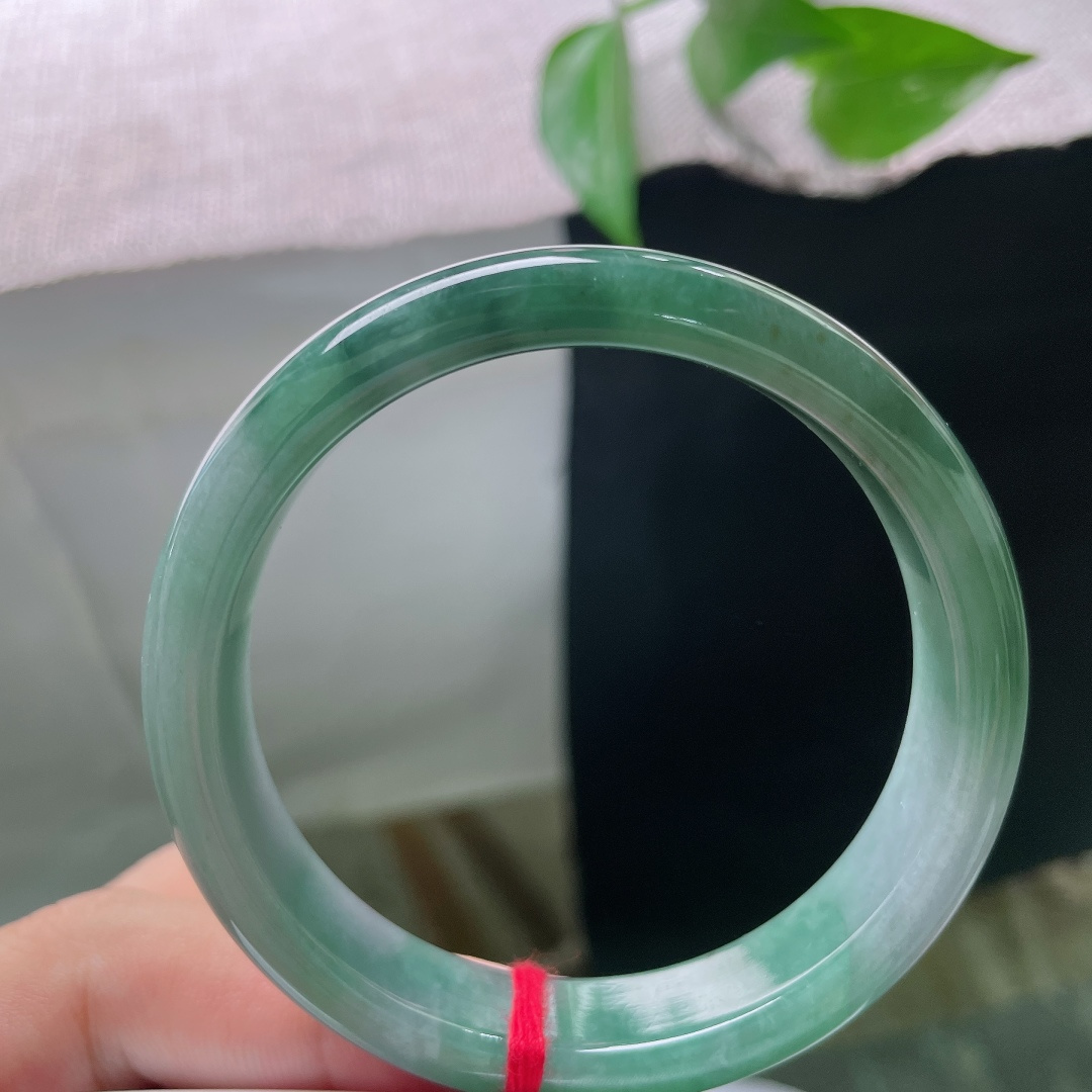 54.7/12.1/7.4，油青正圈，一点皮纹，色泽沉静内敛，玉质细腻油润，上手沉稳大气，低调中透着玉石沉淀的复古质感。ss58016a