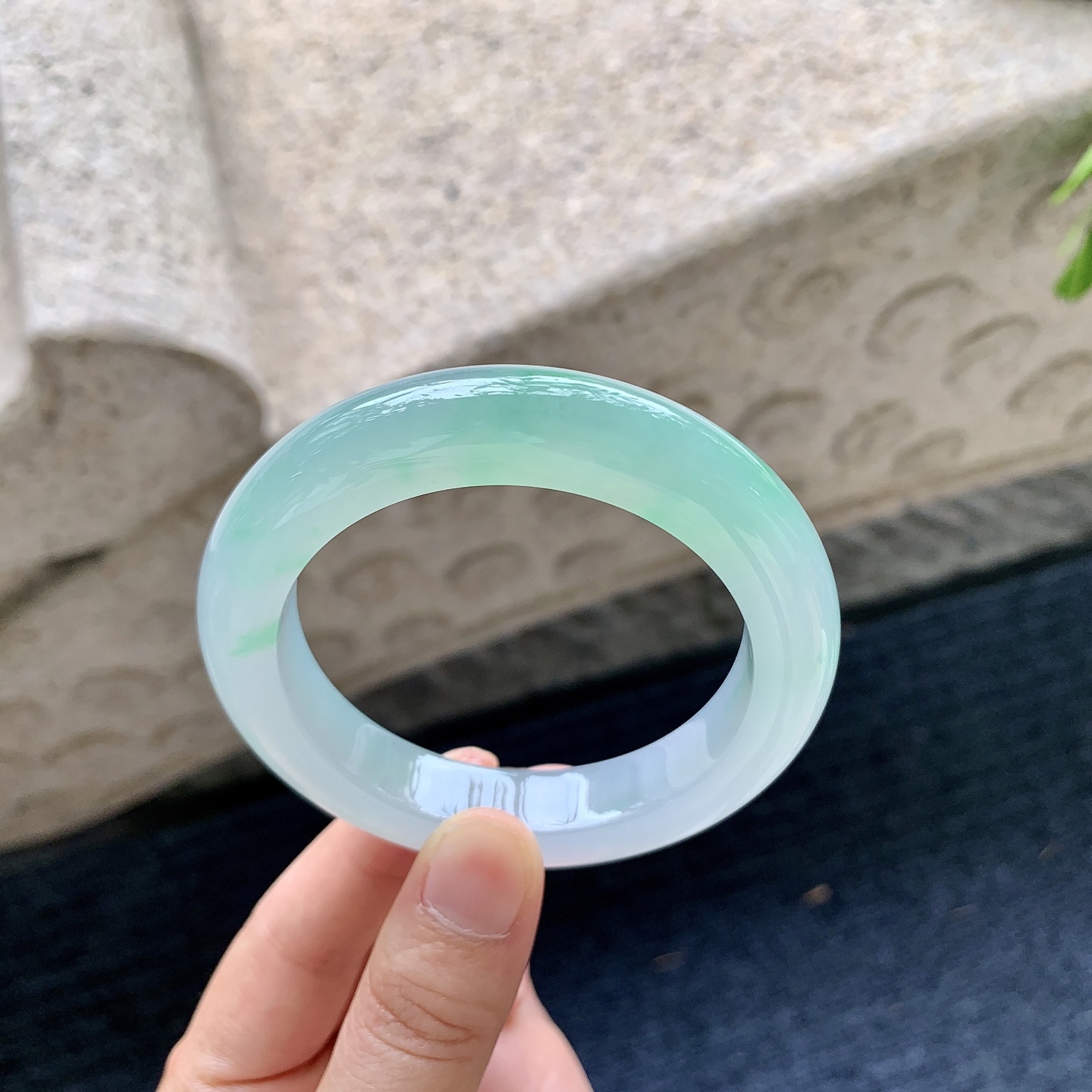正圈52 53，圈口53.9/11.5/10.2，编码H3090245，描述：冰糯飘绿，水润，种老，细腻，打灯有絮线