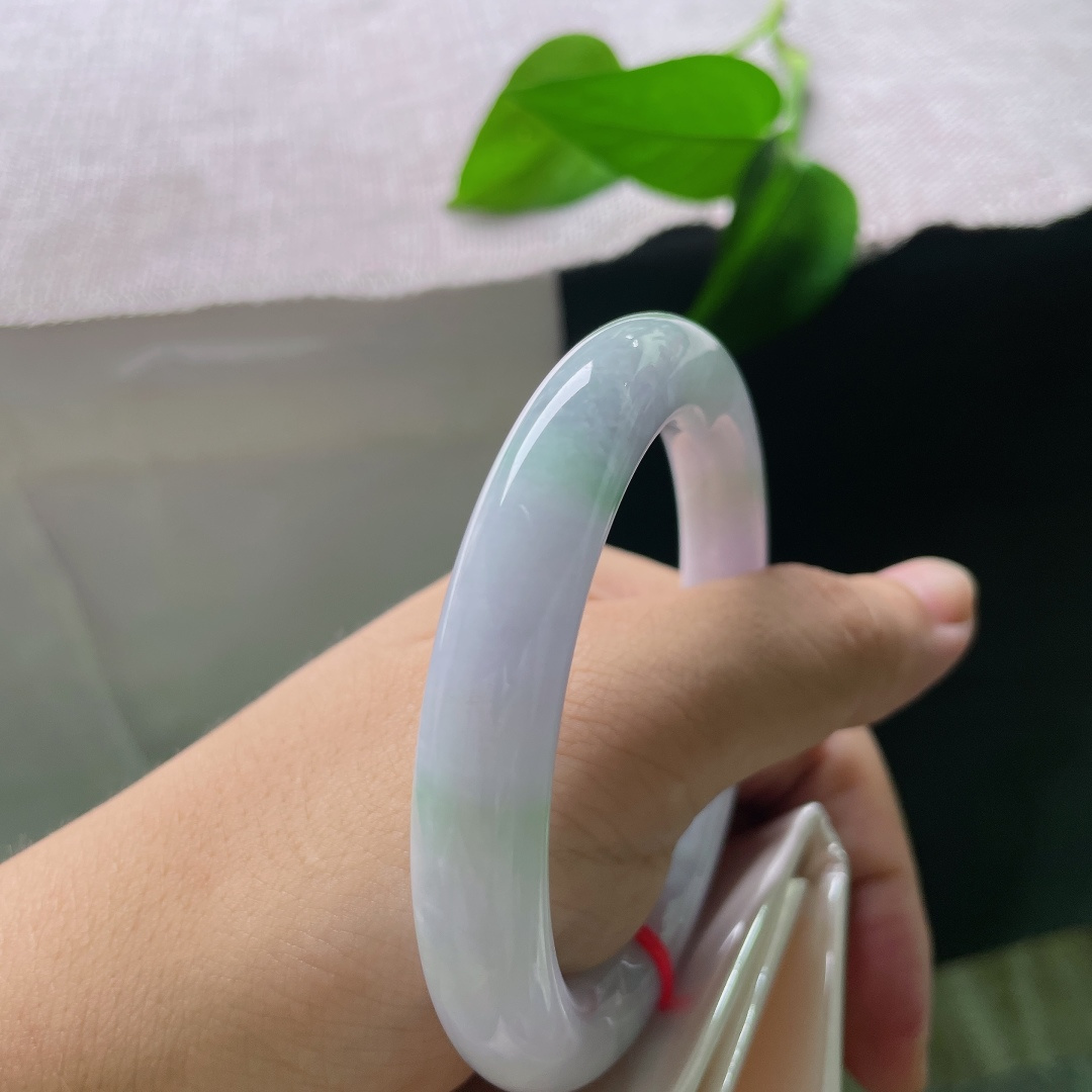 55.8/10.6，圆条，一点皮纹，紫调柔和不浓烈，清新淡雅，不张扬不艳俗，把含蓄的东方柔韵凝于腕间。ss57870a