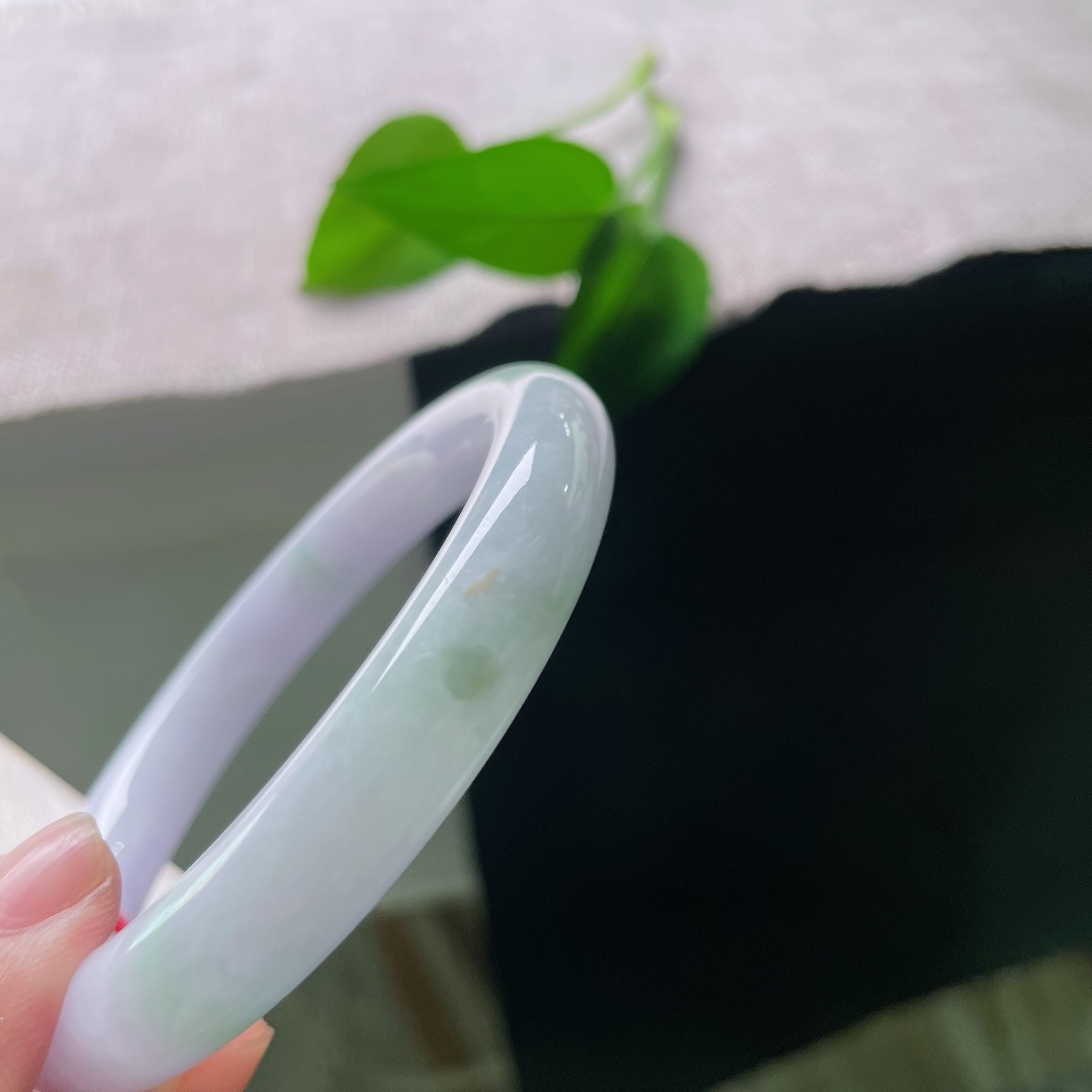 55.8/10.6，圆条，一点皮纹，紫调柔和不浓烈，清新淡雅，不张扬不艳俗，把含蓄的东方柔韵凝于腕间。ss57870a