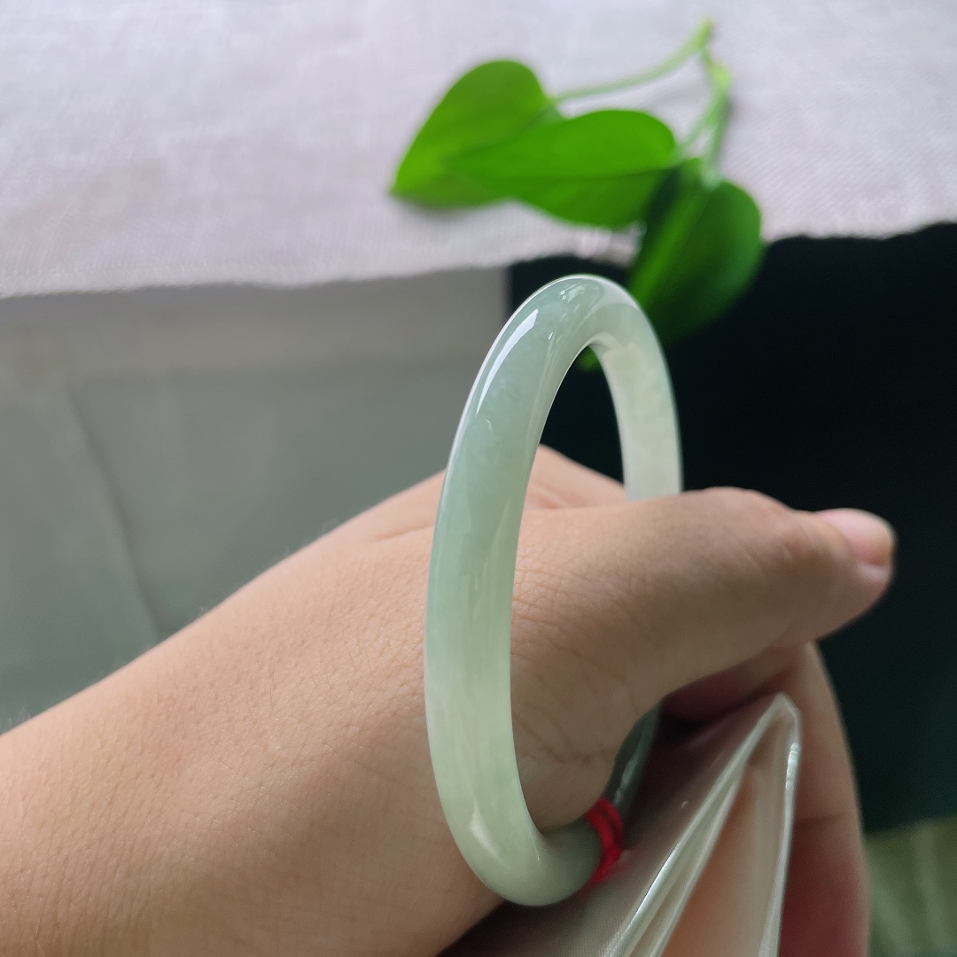 绿底圆条，无裂，冰润洒金美人条细镯，清润的浅晴水底色，镯身晕染天然暖黄洒金，金斑错落散落，温柔又有特色。ss58005a