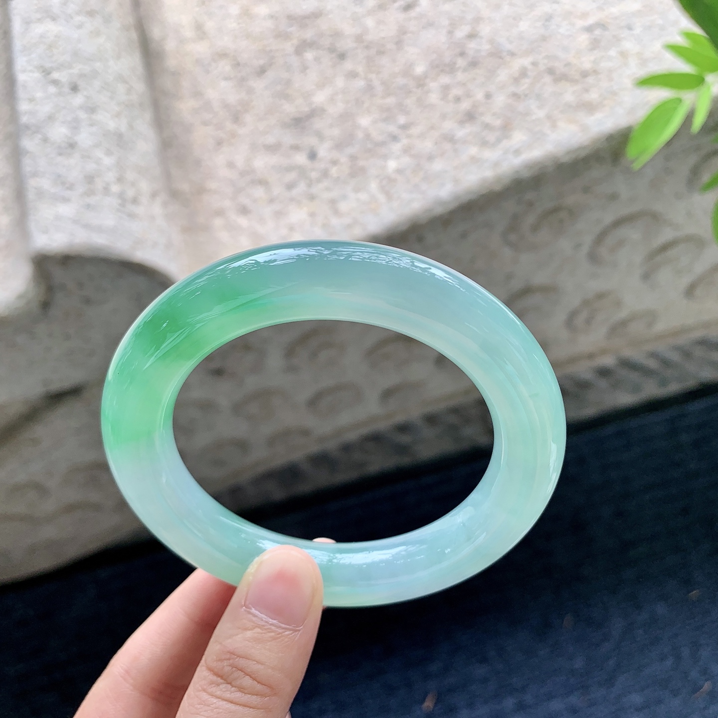 圆条57 58，冰糯飘绿，水润，种老，细腻，打灯有絮线