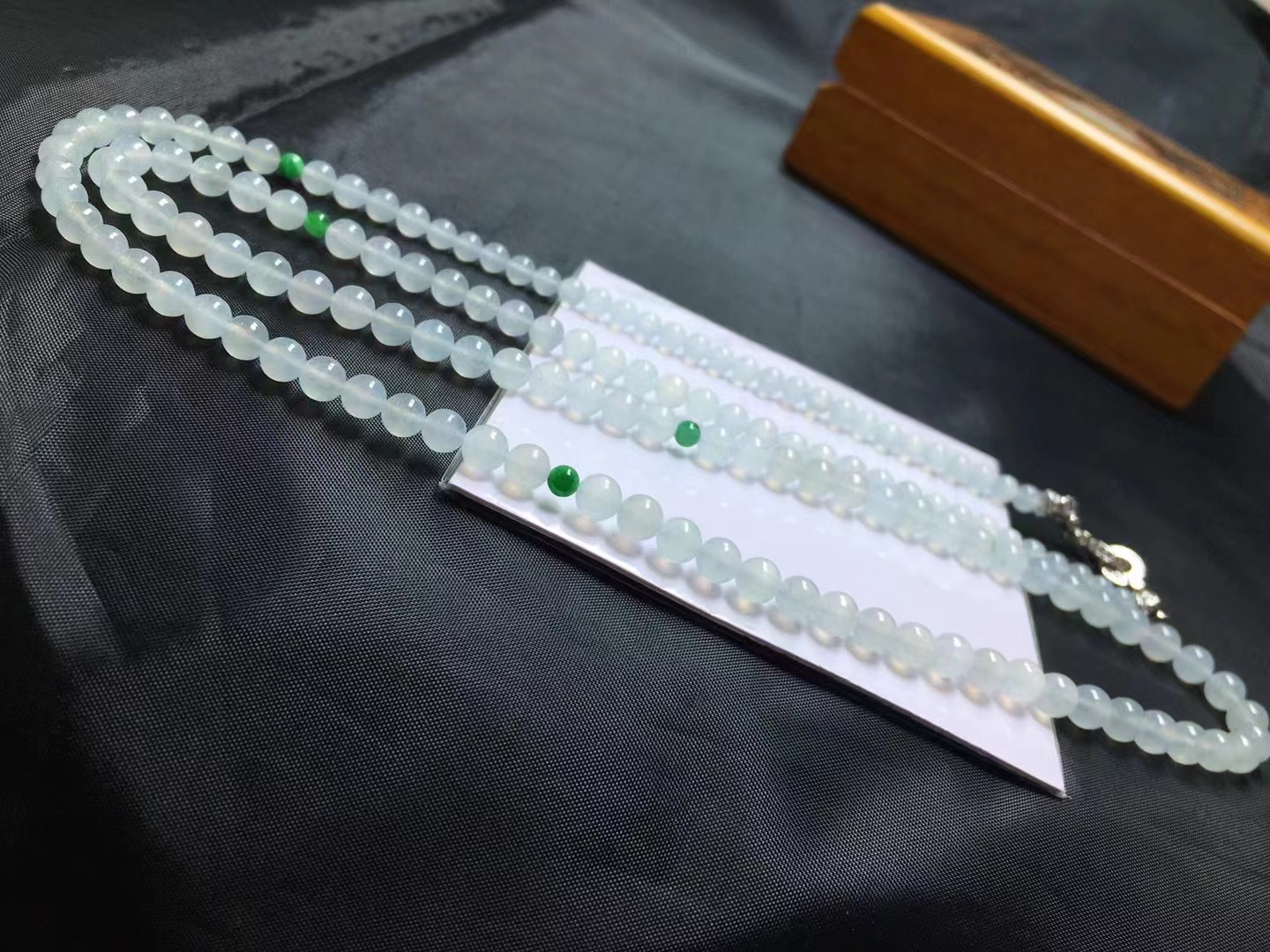 冰种珠链，卡4.4～5.4mm，138颗，种好，玉质细腻，均匀，冰透水润，通透，颗颗精选