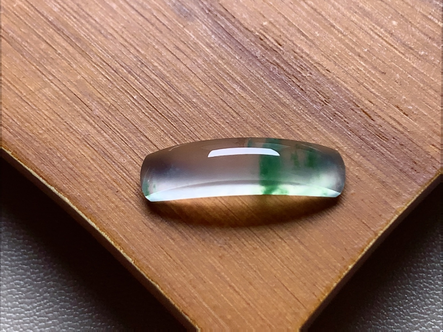 玻璃种飘色马鞍 色泽漂亮，冰透感十足，无裂尺寸22*5*5.7