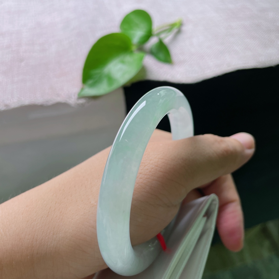 55/10，飘绿正圈，清透冰底晕开一丝柔润浅翠，柔光漫绕腕间，自带清冷温婉的气韵，无裂。ss49509a