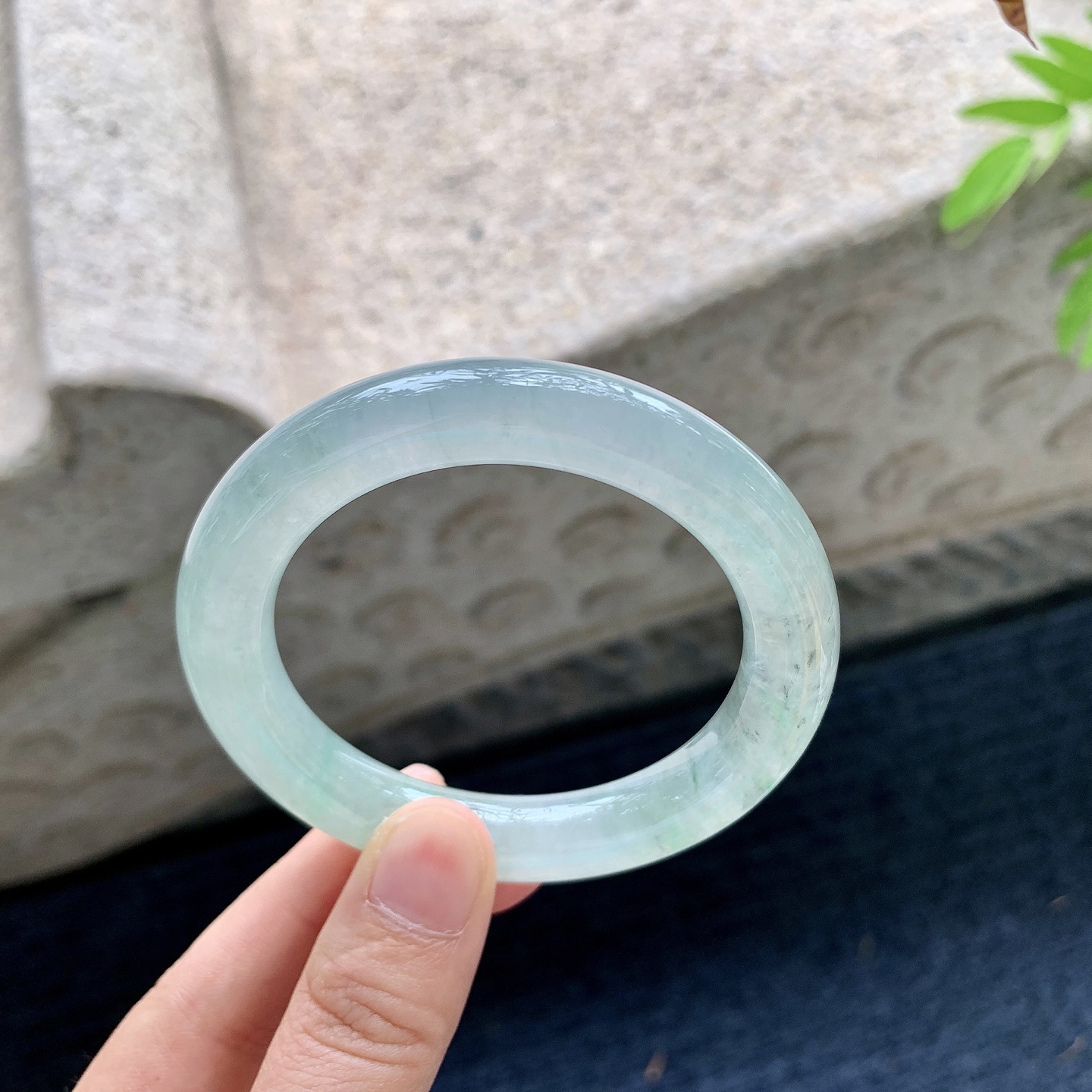 圆条51 52，圈口52.4/10.4/10，编码C5090312，描述：糯冰飘绿，飘乌鸡，水润，种老，细腻，打灯有纹线
