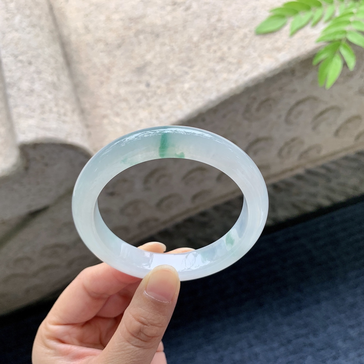 正圈54 55，圈口55/11.5/8.3，编码C5082783，冰糯飘绿，水润，种老，细腻，有纹线
