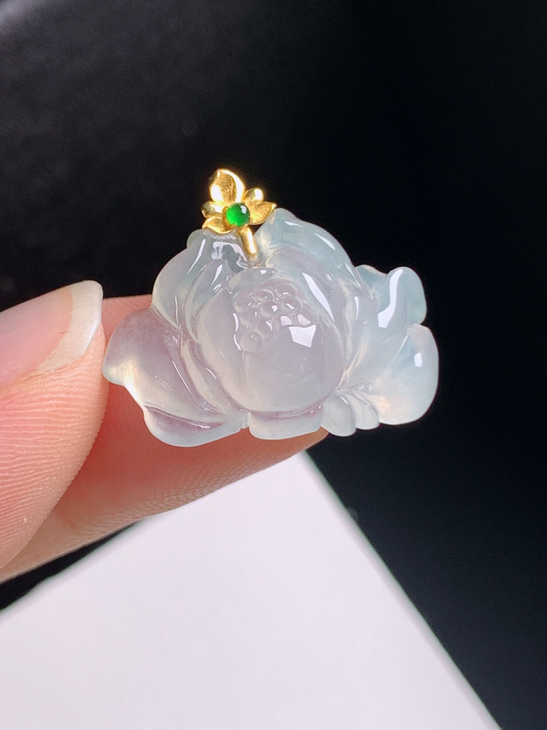 冰种莲花吊坠，莹润雅致，线条柔美，和和美美