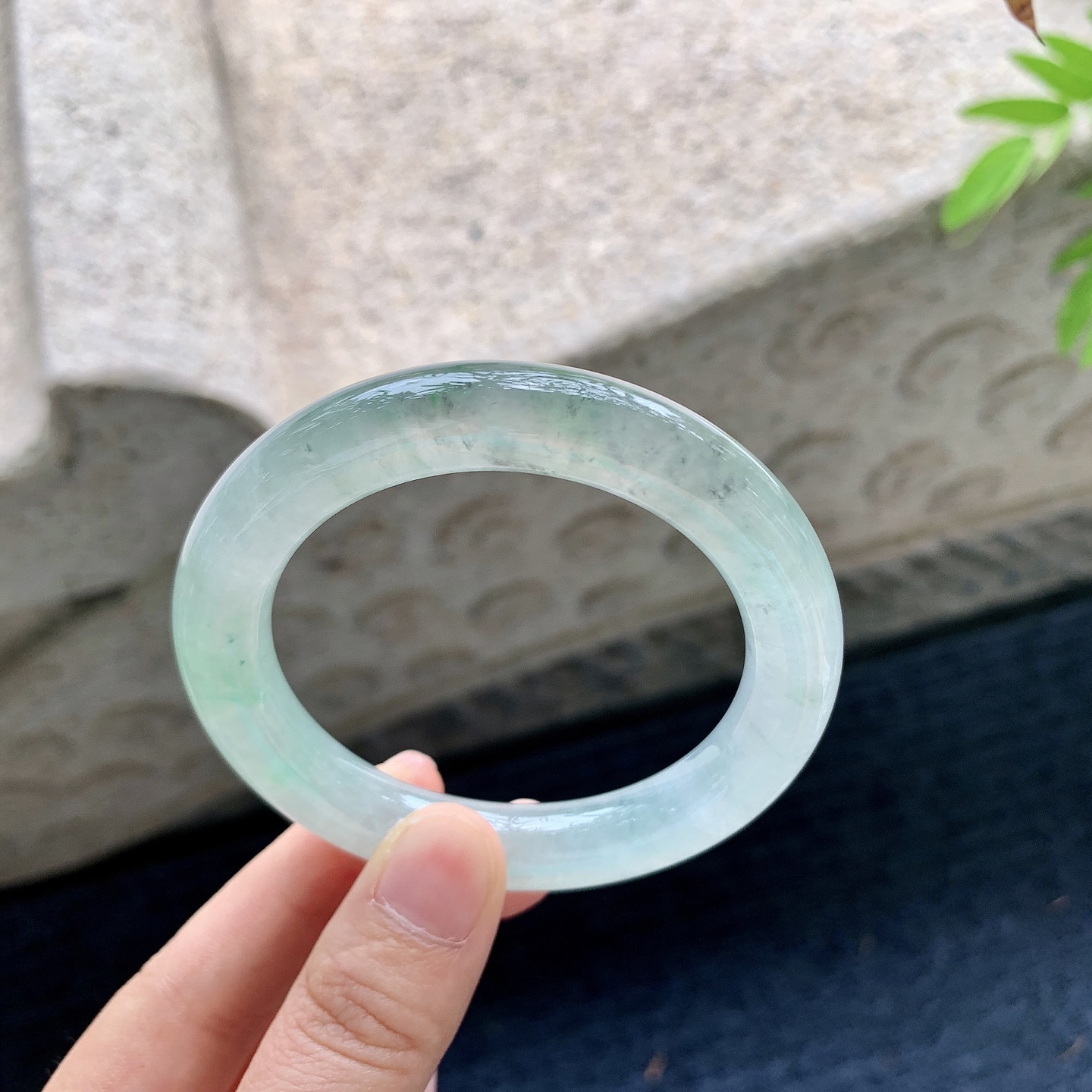 圆条51 52，圈口52.4/10.4/10，编码C5090312，描述：糯冰飘绿，飘乌鸡，水润，种老，细腻，打灯有纹线