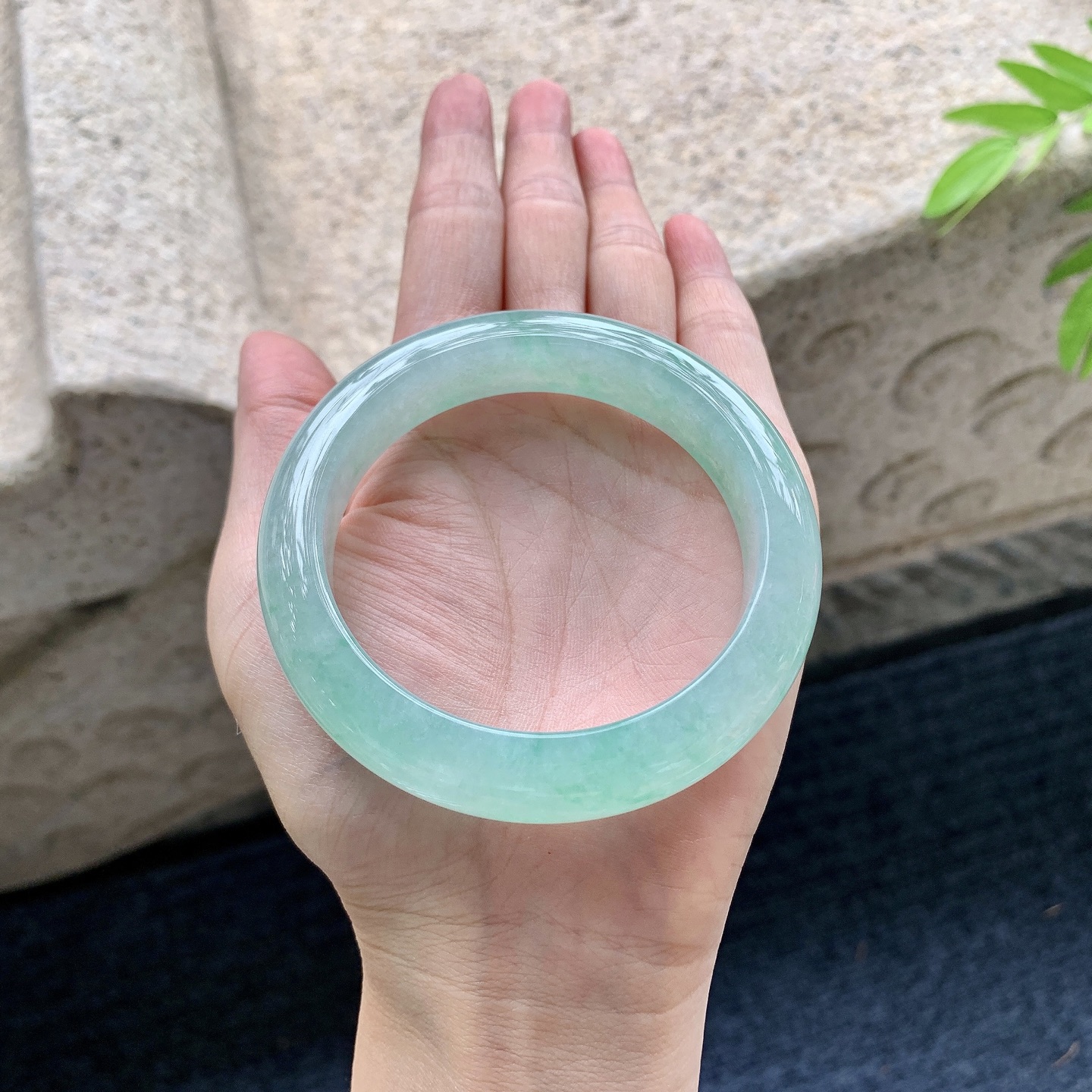 正圈56 57，圈口57/13/9.2，编码W6090330，描述冰糯飘绿，水润，种老，细腻，打灯有絮线