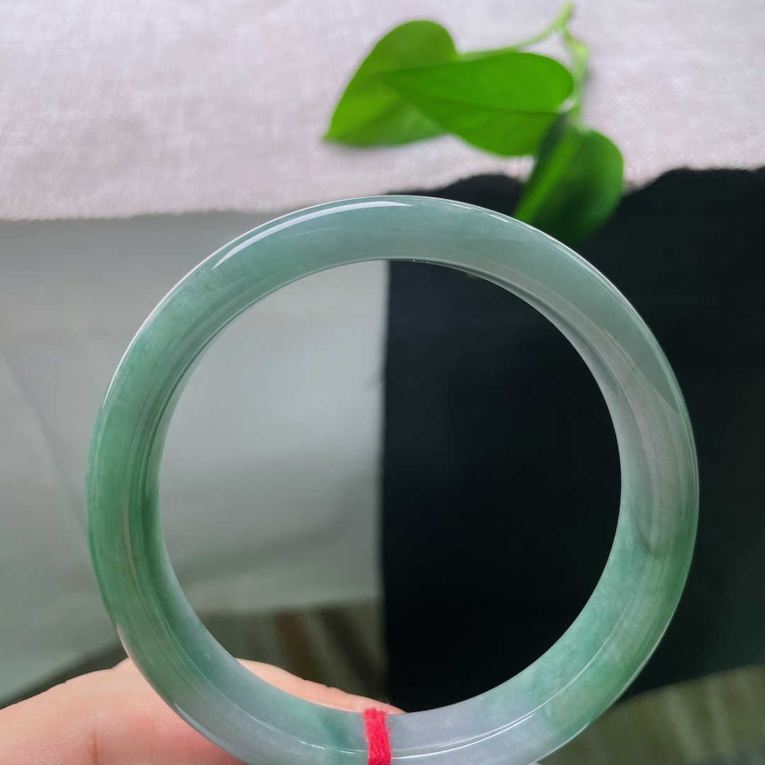油青正圈，有纹，色醇厚内敛色调统一和谐，沉稳低调，上手显白显气质，是越戴越有韵味的经典之选。ss58