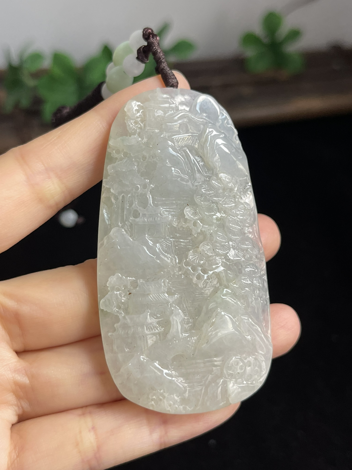 双面雕，精雕细琢，翡翠山水牌，厚装55.54克，手把件，车挂件