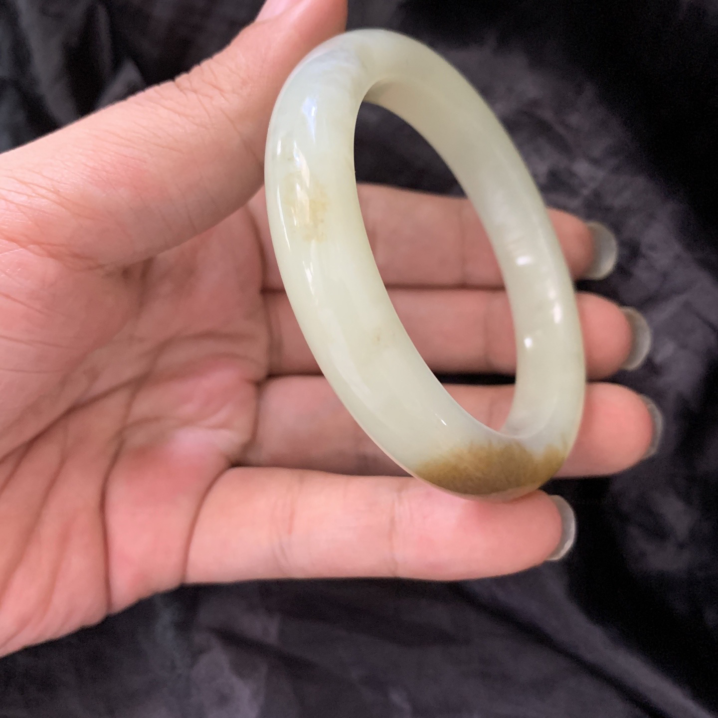 54.6圈口和田玉且末糖手镯，镯形好，你是我腕间的一抹风情，有你的日子尽显含蓄高贵典雅，品质高