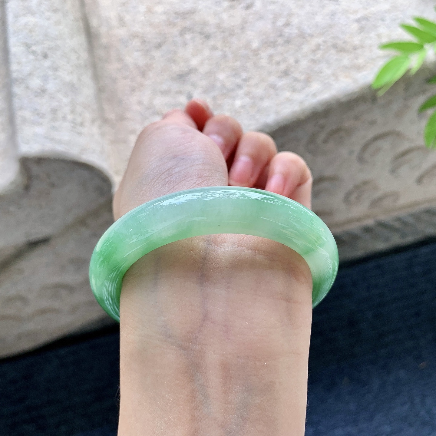 正圈，圈口53.5/11.7/8.4，编码W6090313，细糯飘辣绿，水润，种老，细腻，打灯有纹线