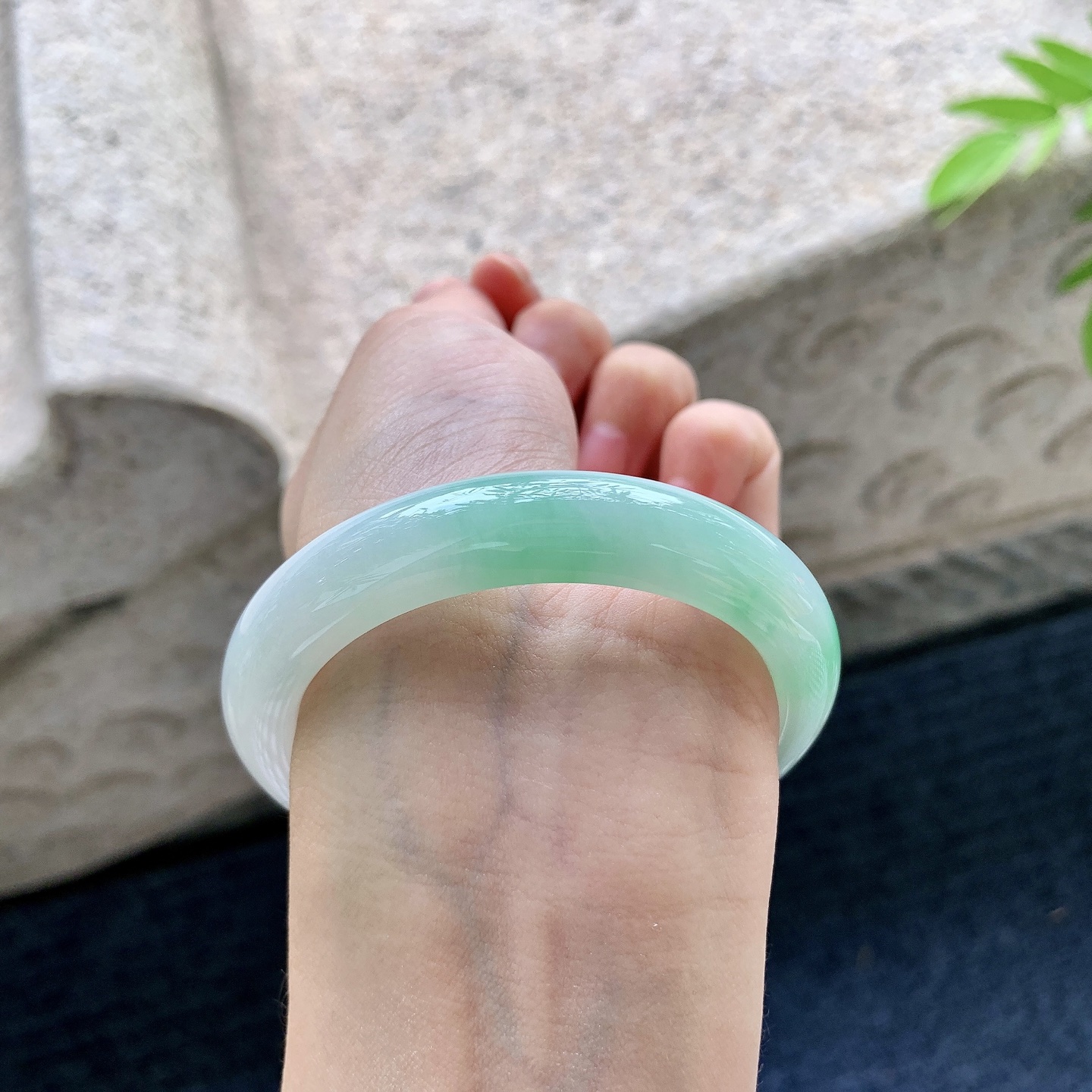 正圈51 52，圈口52.5/10.6/8.5，编码T1090309，细糯飘绿，水润，种老，细腻，无裂。