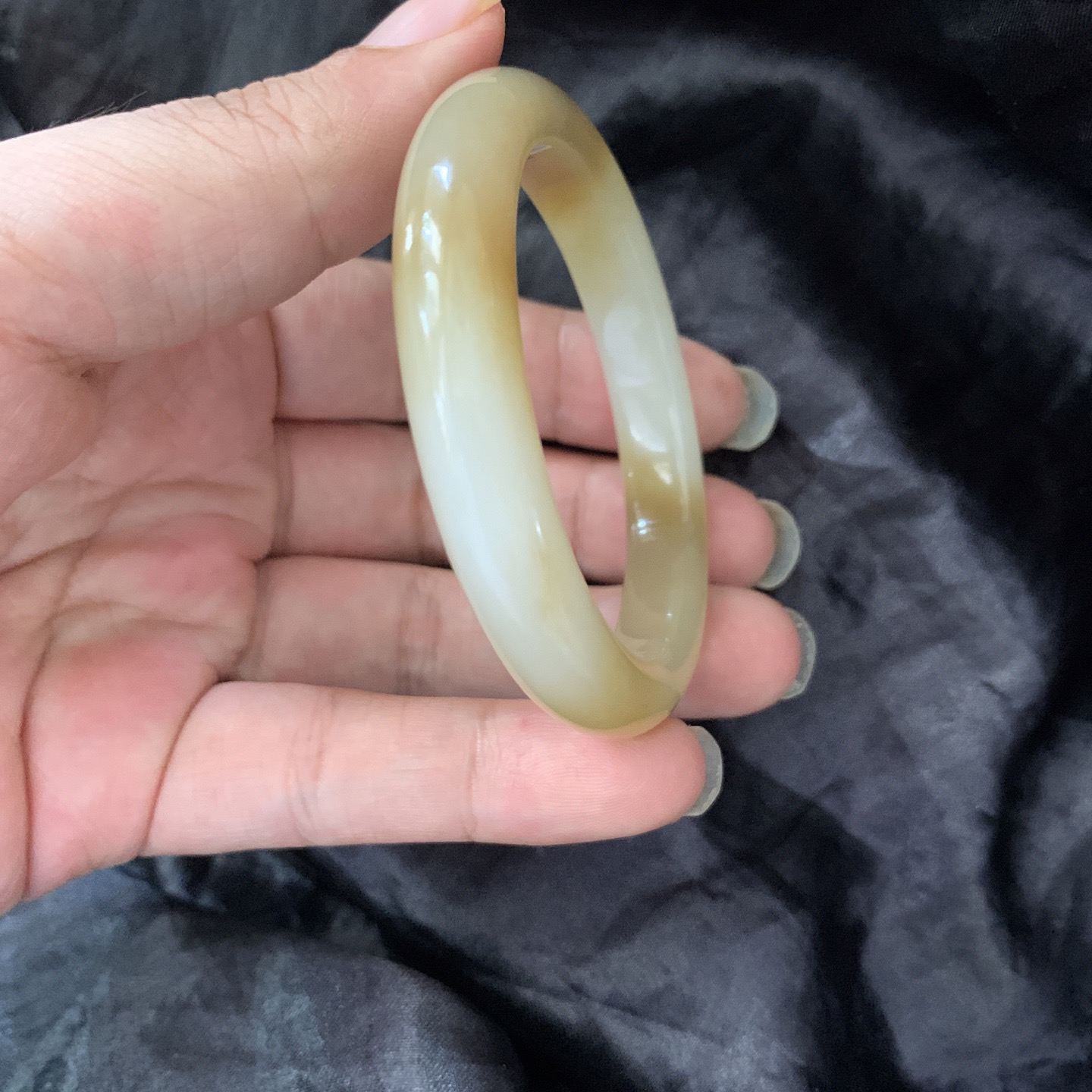 53.5圈口和田玉且末糖手镯，镯形好，你是我腕间的一抹风情，有你的日子尽显含蓄高贵典雅，品质高