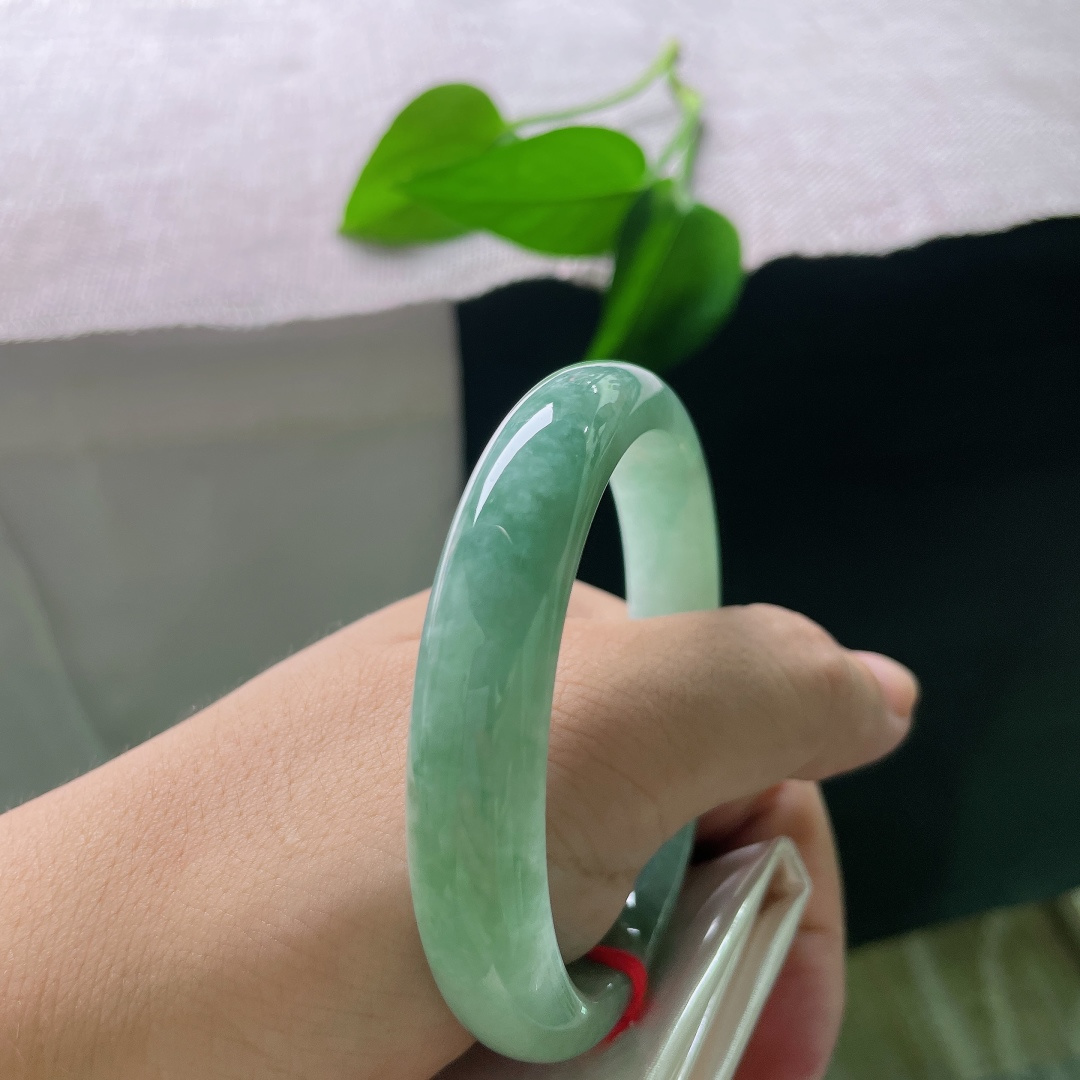 绿底正圈，有纹，满圈清新绿意，玉质细腻，色调清爽舒适，温柔不厚重，上手清新怡人，很衬肤色。ss57917a
