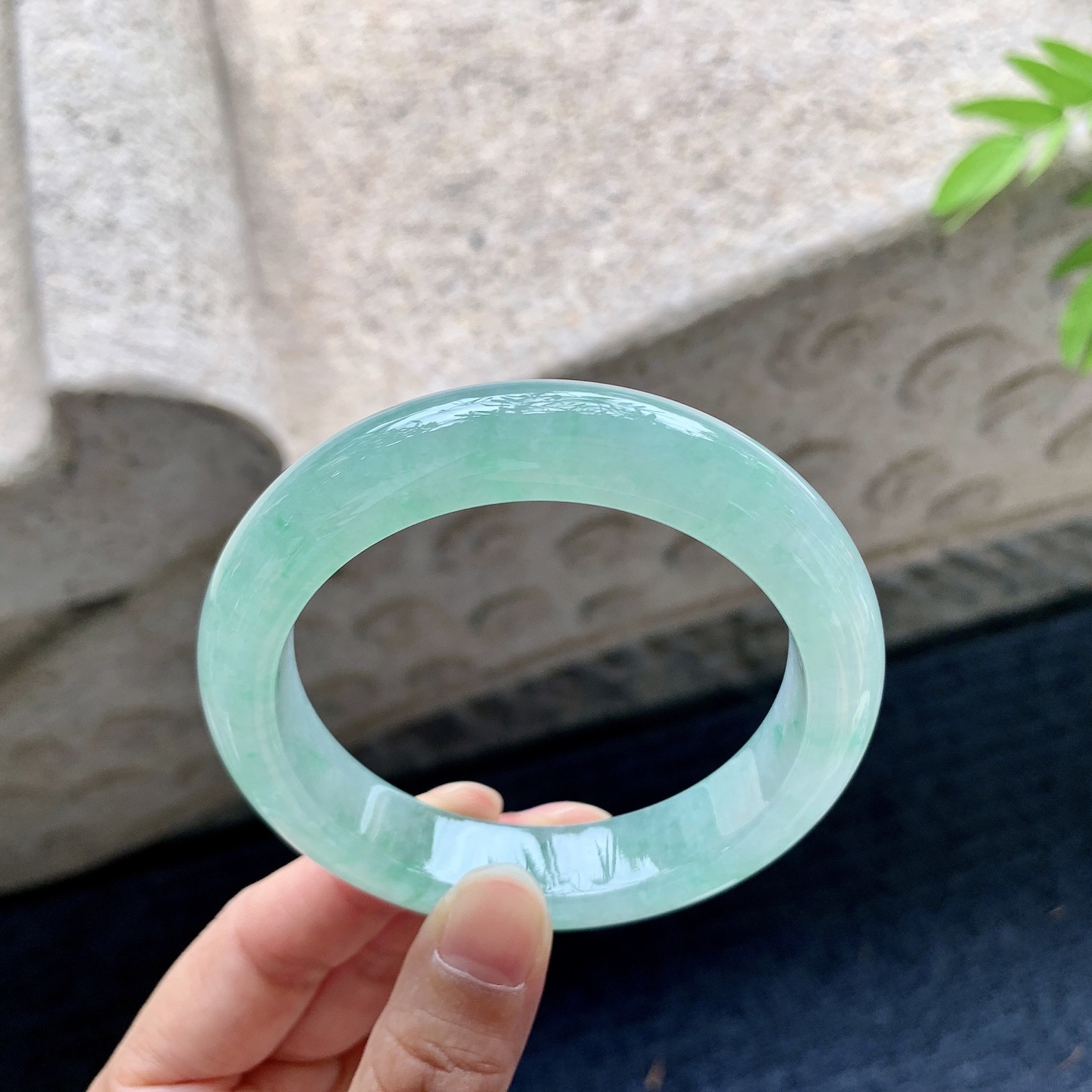 正圈56 57，圈口57/13/9.2，编码W6090330，描述冰糯飘绿，水润，种老，细腻，打灯有絮线