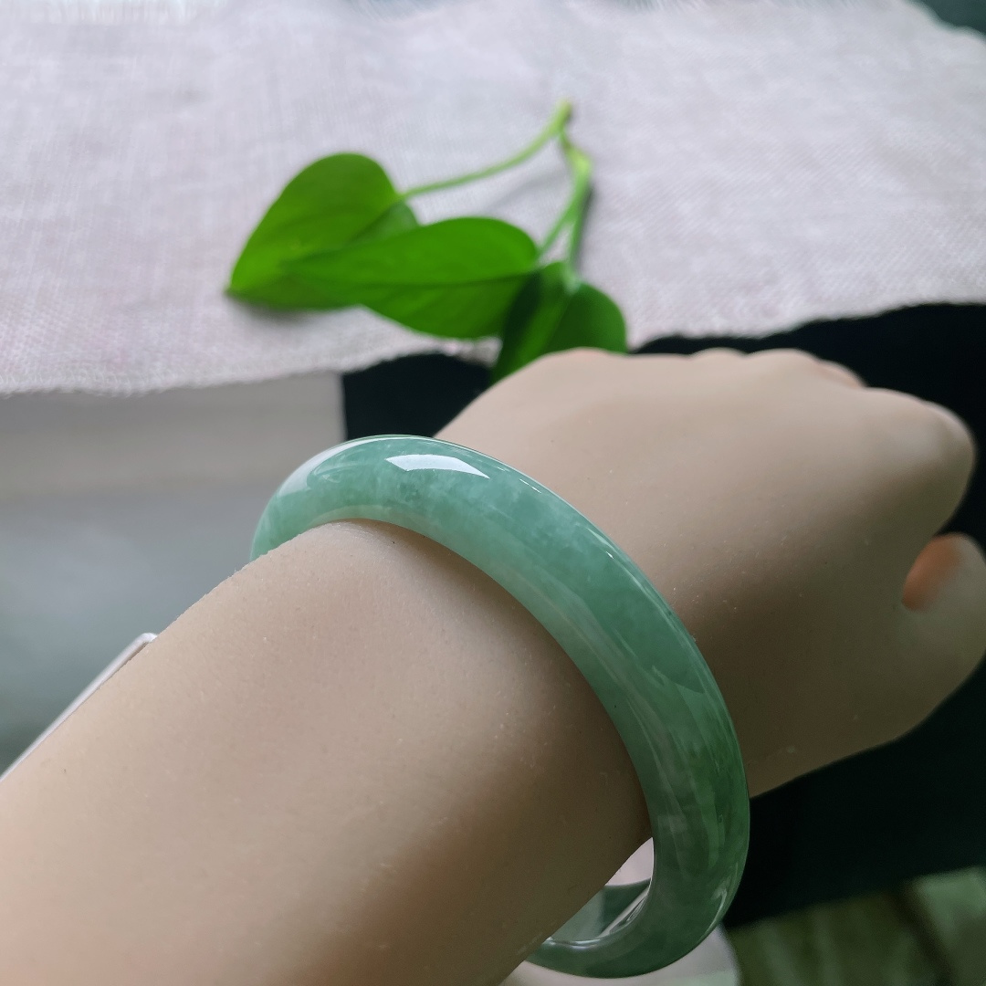 绿底正圈，有纹，满圈清新绿意，玉质细腻，色调清爽舒适，温柔不厚重，上手清新怡人，很衬肤色。ss57917a