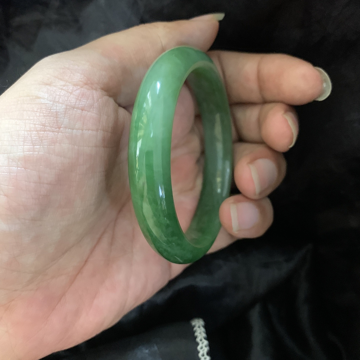 和田玉碧玉57圈口阳绿色宽条手镯，镯型古朴典雅。在诗情画意的雨巷相遇，你是我腕间的一抹风情，有你眸有