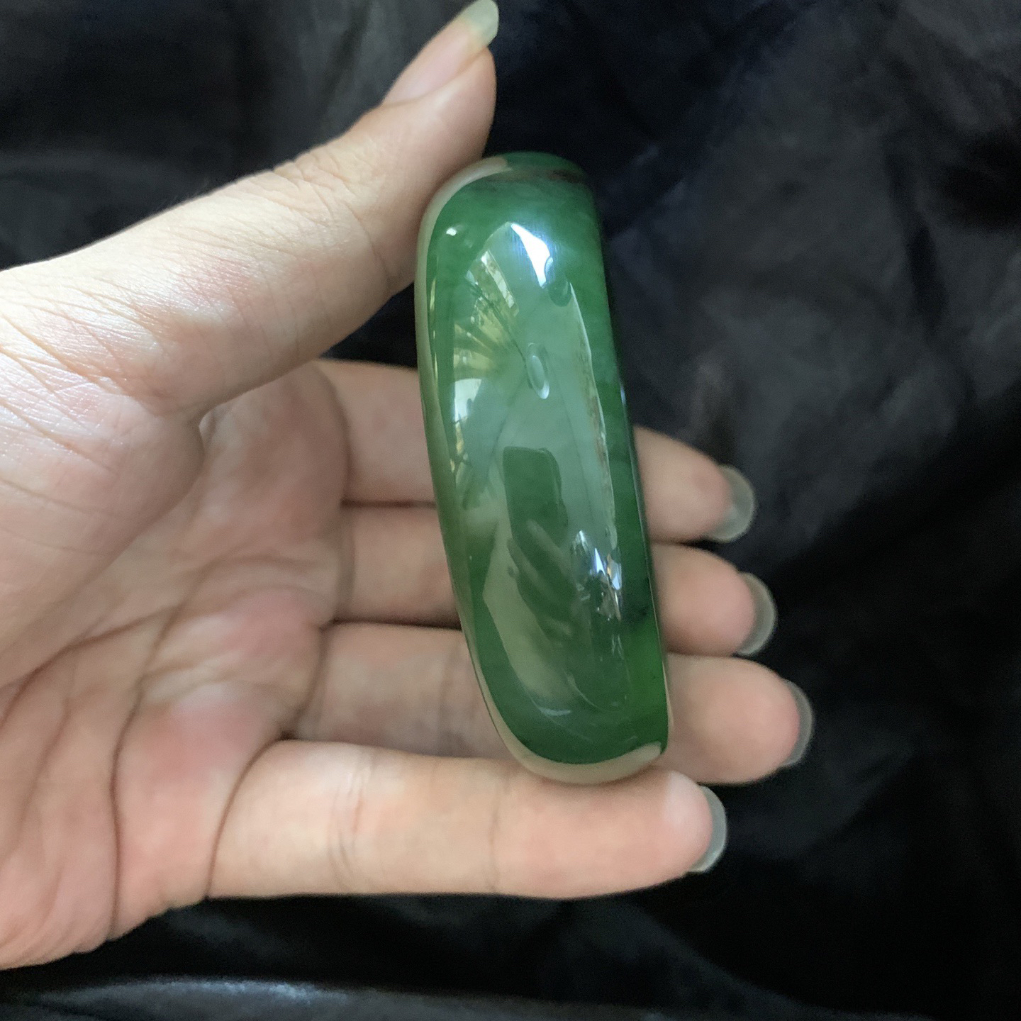 和田玉碧玉57.3圈口菠菜绿宽版手镯，镯型古朴典雅。在诗情画意的雨巷相遇，你是我腕间的一抹风情，有你眸有深情.清风荡漾湖间静水，我愿俯身低眉，在烟波涟漪处寻