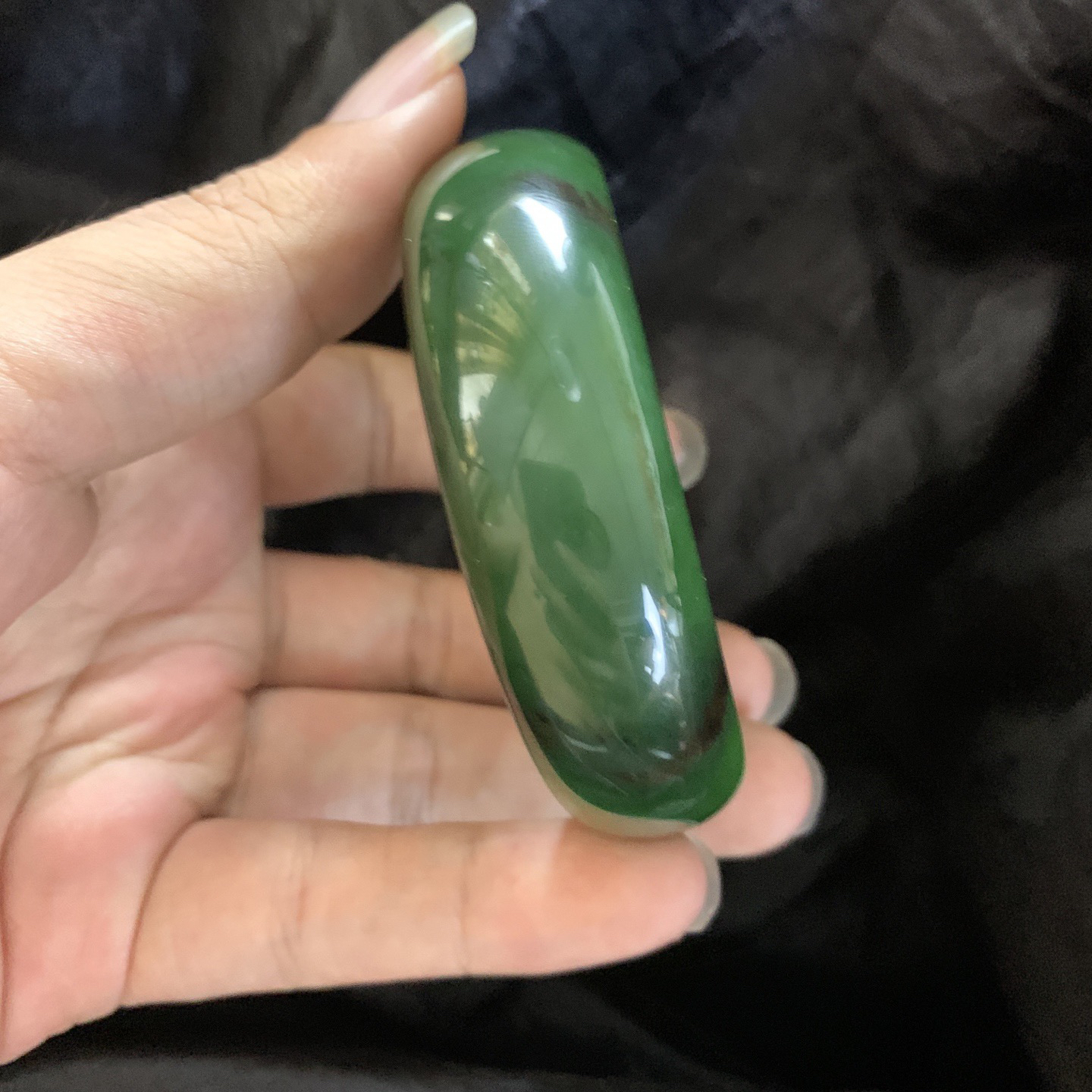 和田玉碧玉57.3圈口菠菜绿宽版手镯，镯型古朴典雅。在诗情画意的雨巷相遇，你是我腕间的一抹风情，有你眸有深情.清风荡漾湖间静水，我愿俯身低眉，在烟波涟漪处寻