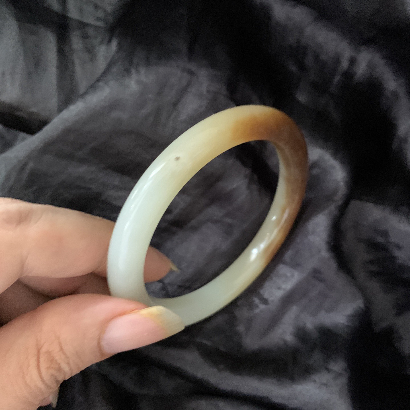 57圈口和田玉且末糖手镯，镯形好，你是我腕间的一抹风情，有你的日子尽显含蓄高贵典雅，品质高