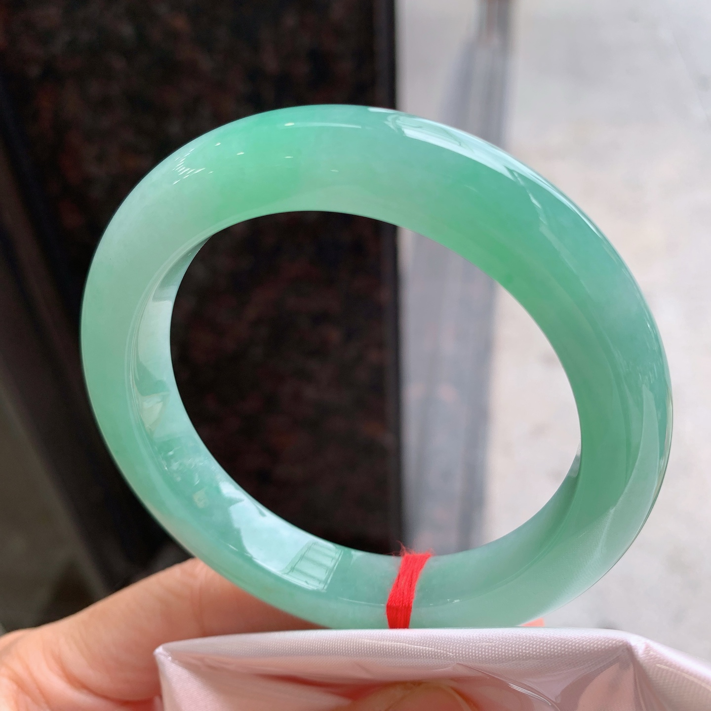 正圈飘绿，无裂，细腻