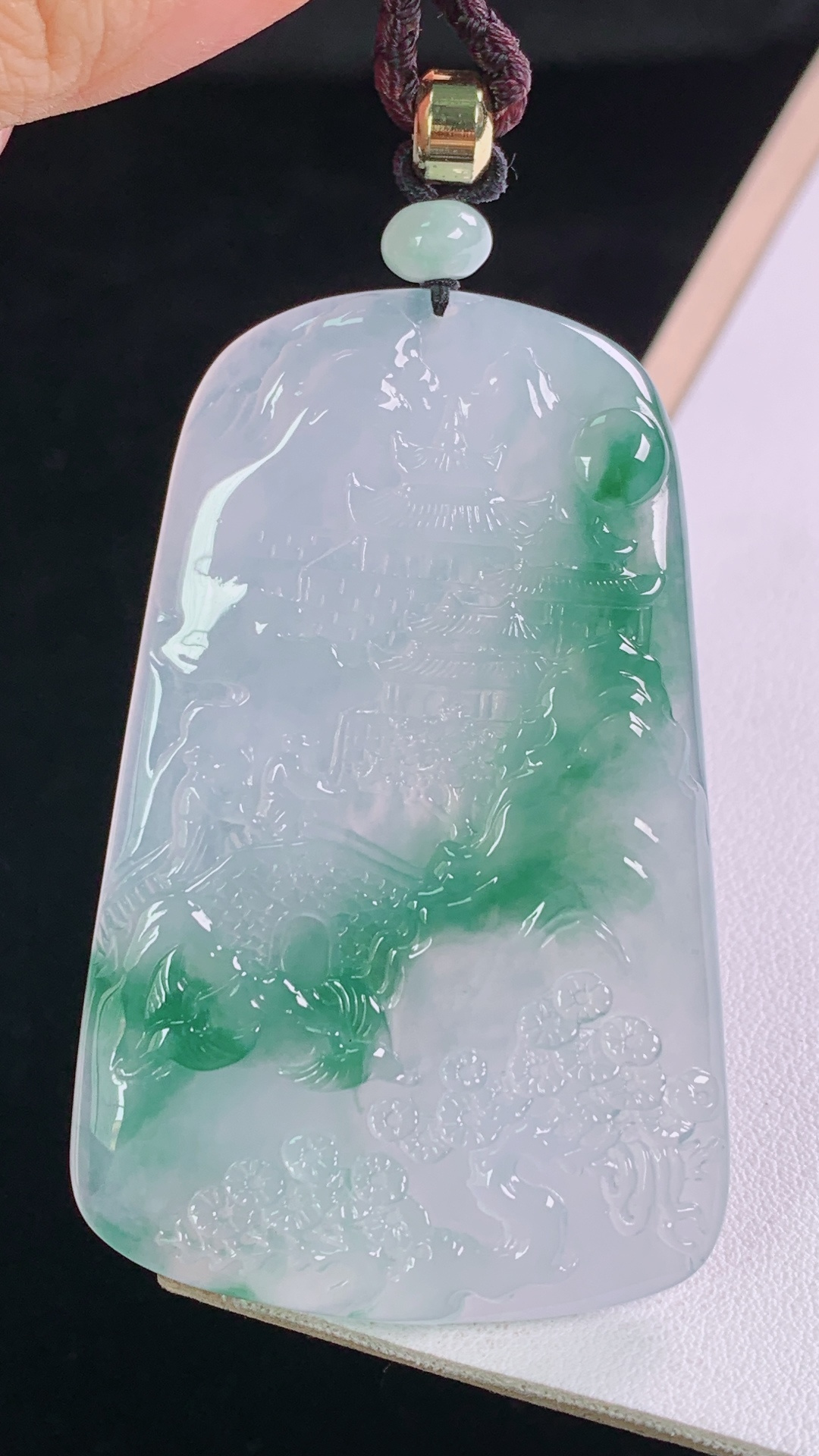 冰飘花山水牌，花色灵动，水润清爽，无裂，尺寸:64.9-42.0-5.8mm