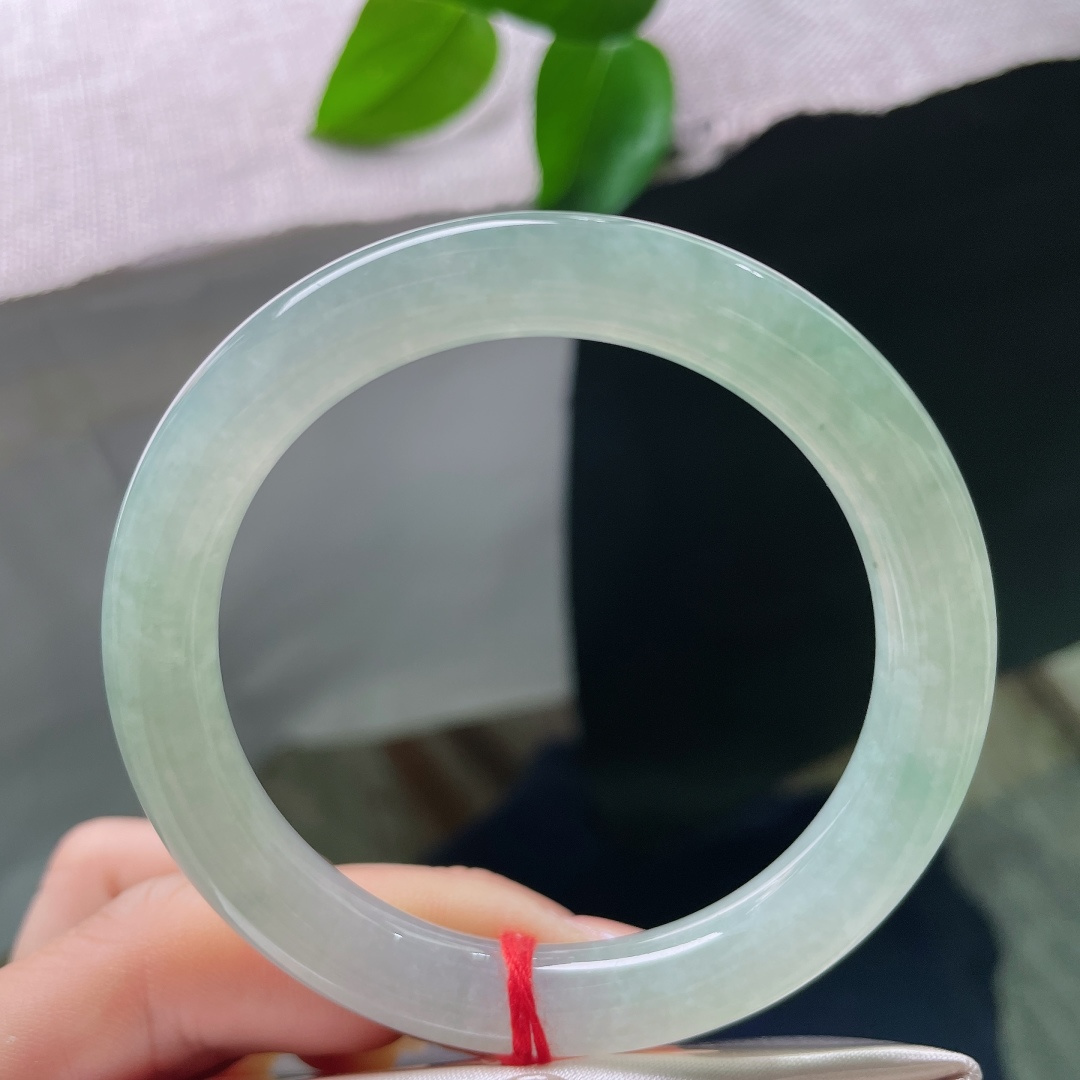晴底圆条，一点皮纹，质地通透莹润，水头清亮，上手清透雅致，自带一股干净清冷的江南气韵，温柔又显脱俗气质。ss58010a