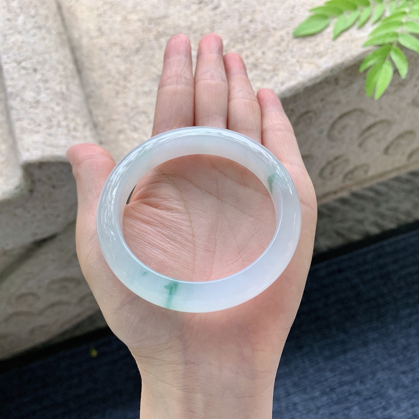 正圈54 55，圈口55/11.5/8.3，编码C5082783，冰糯飘绿，水润，种老，细腻，有纹线