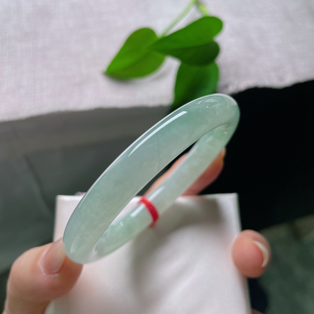 晴底圆条，一点皮纹，质地通透莹润，水头清亮，上手清透雅致，自带一股干净清冷的江南气韵，温柔又显脱俗气质。ss58010a