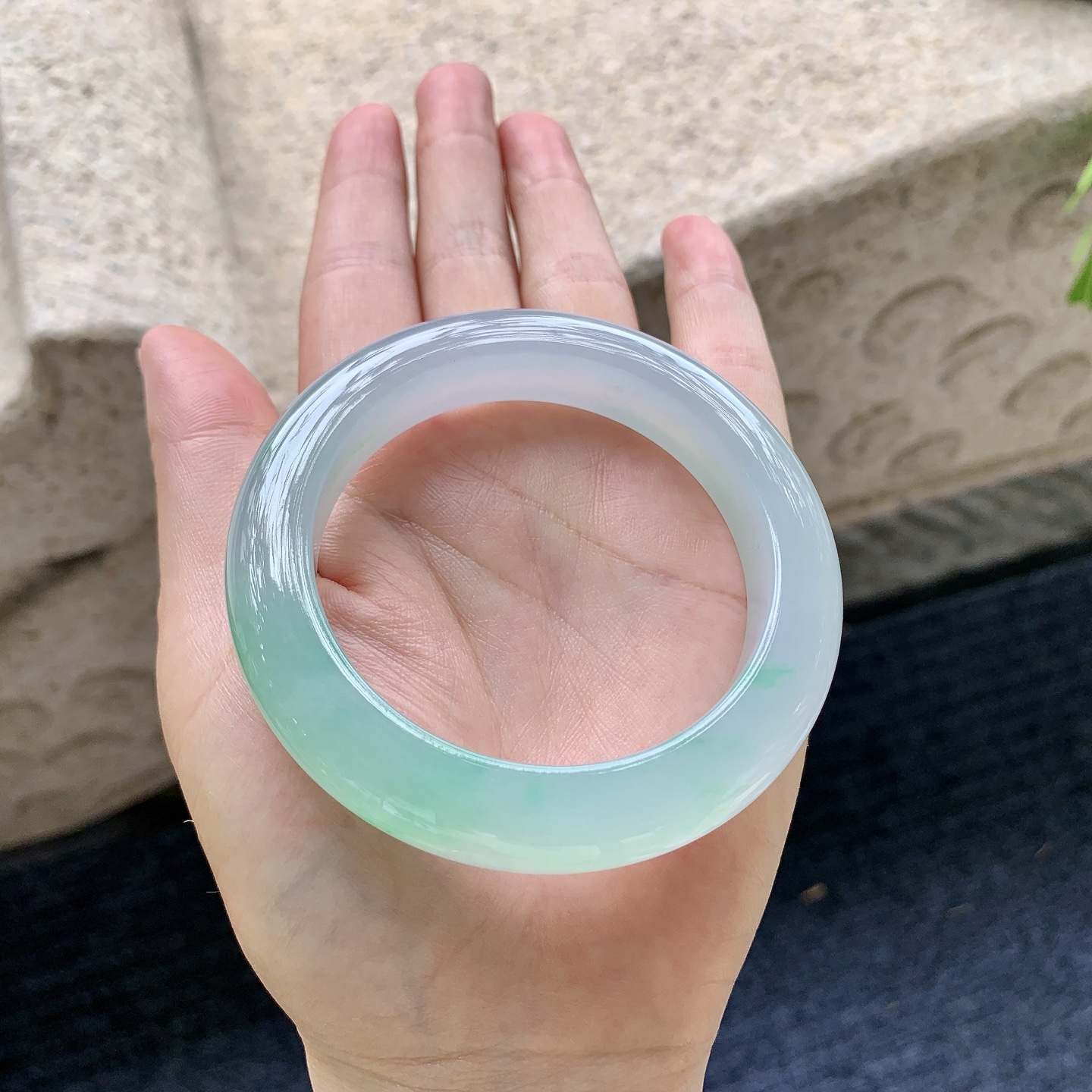 正圈52 53，圈口53.9/11.5/10.2，编码H3090245，描述：冰糯飘绿，水润，种老，