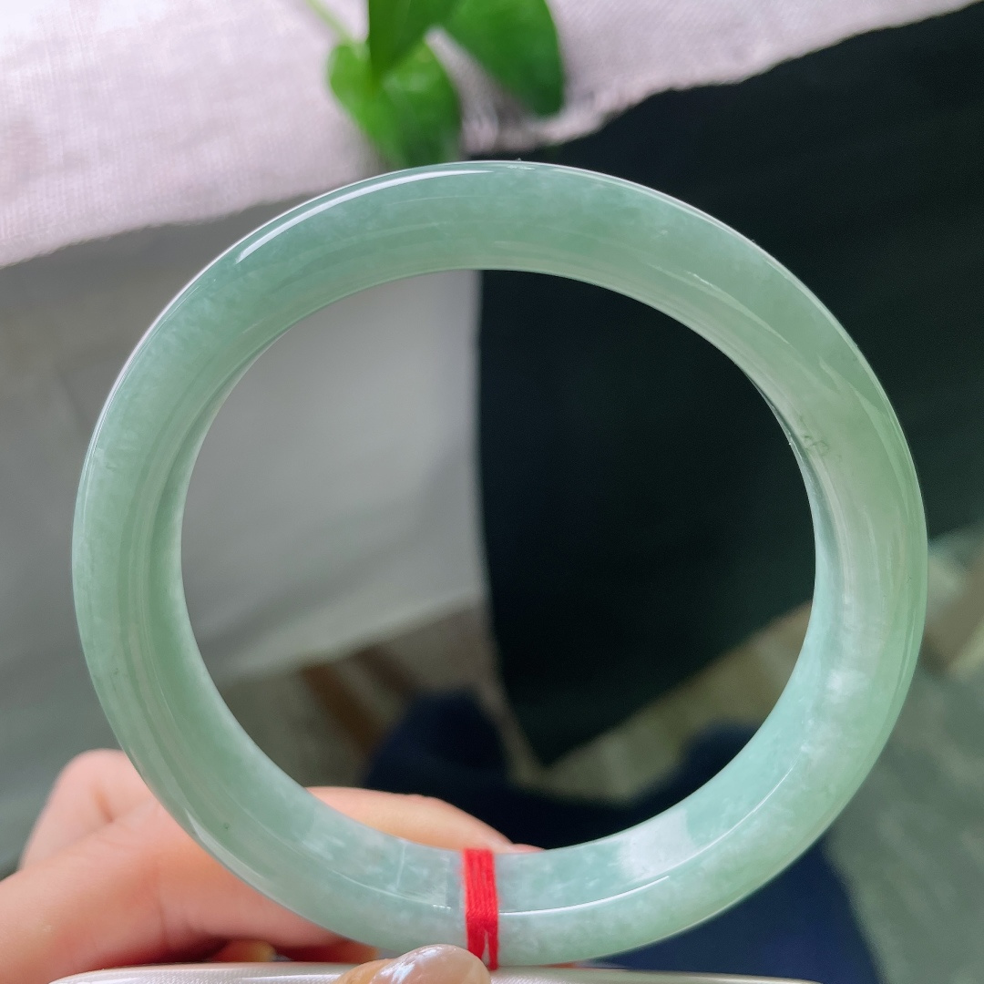 62.8/11.5/8.2，绿底正圈，一点皮纹，简约大方的款式，不挑年龄，自留佩戴或是送礼都很合适。ss57935a
