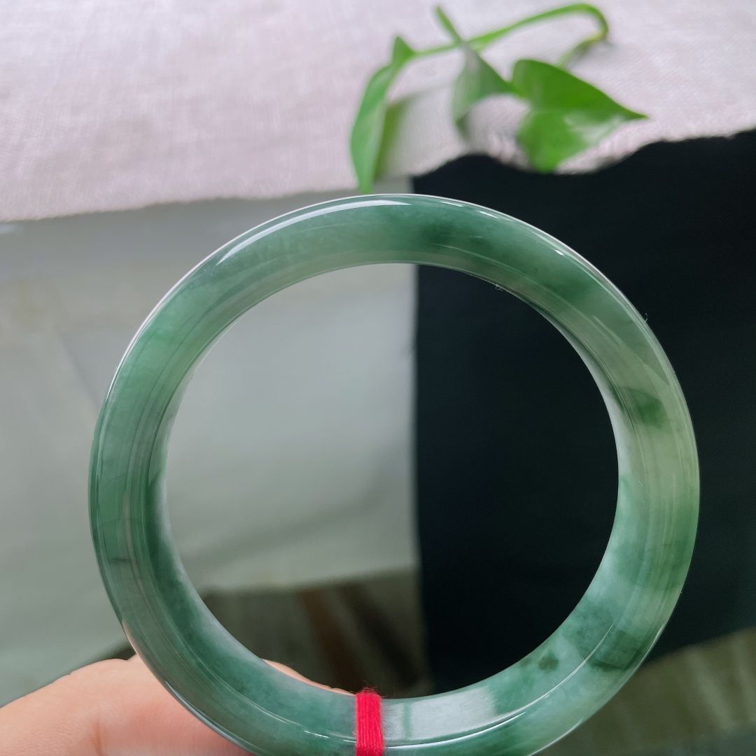 油青飘花，自带沉静复古的油青基调，深浅飘花如同水墨山水般漫布镯身，意境悠远，低调又很有韵味。ss58