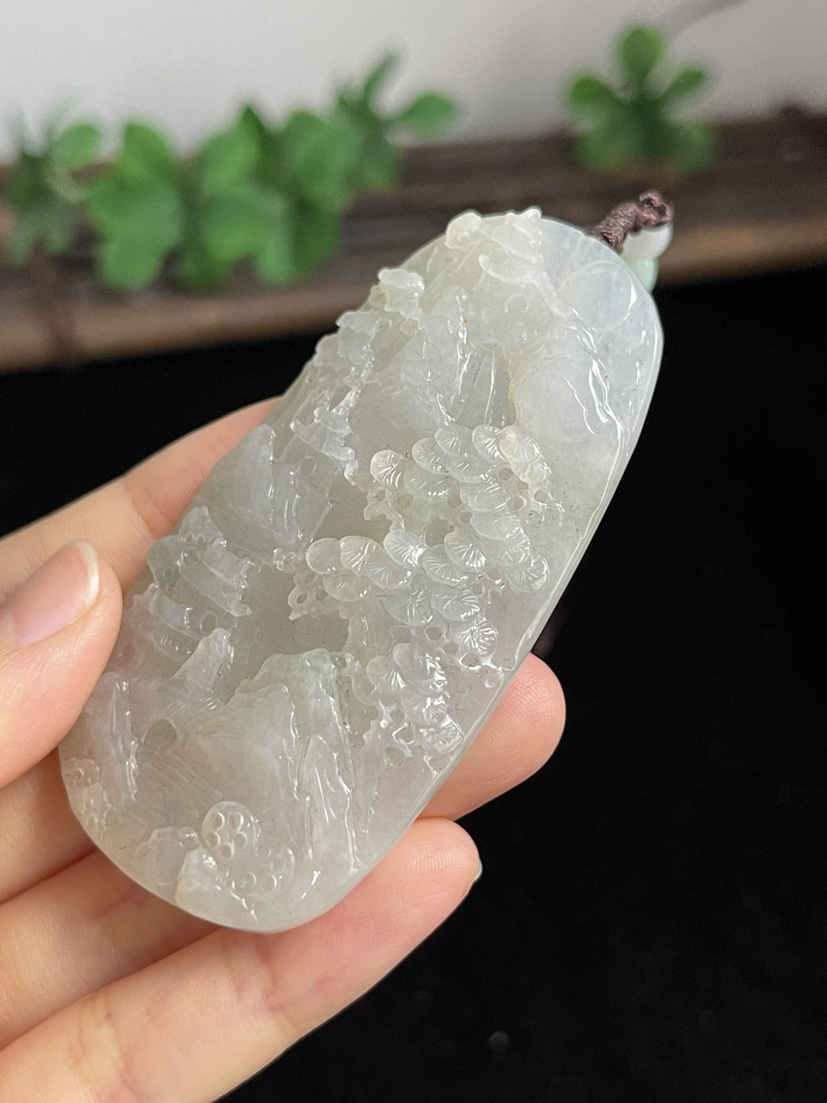 双面雕，精雕细琢，翡翠山水牌，厚装55.54克，手把件，车挂件