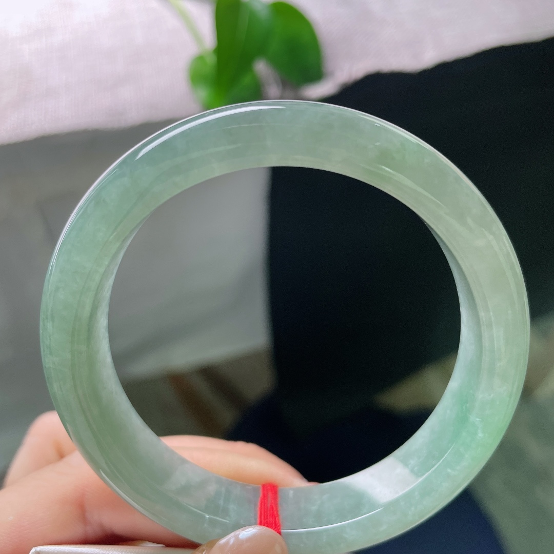 绿底正圈，一点皮纹，色调统一耐看，不挑穿搭，日常通勤、新中式着装都相得益彰。ss57899a