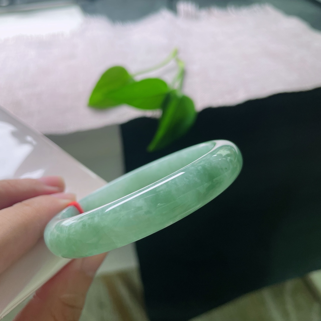 绿底正圈，有纹，满圈清新绿意，玉质细腻，色调清爽舒适，温柔不厚重，上手清新怡人，很衬肤色。ss57917a