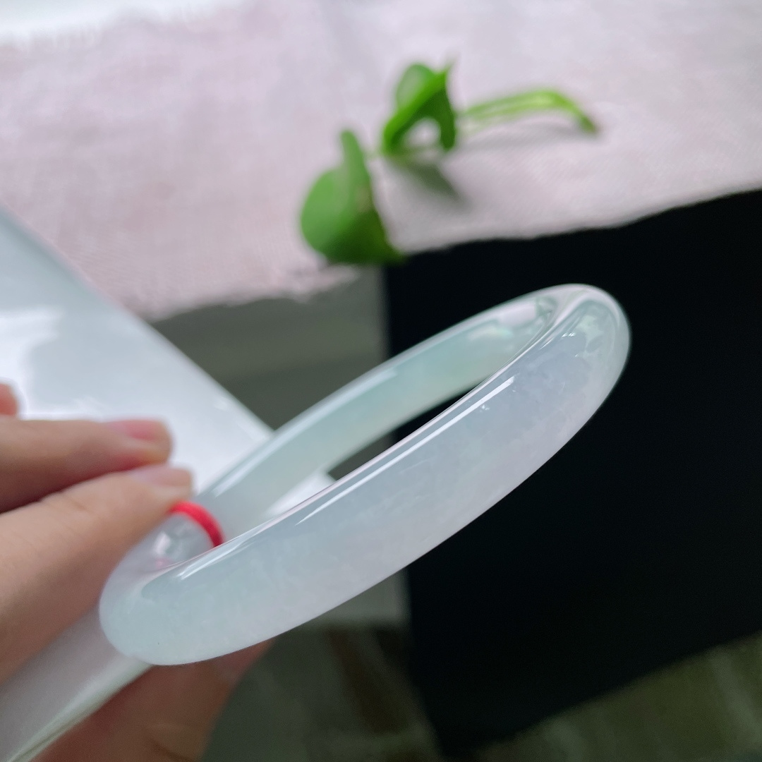 冰种圆条，有棉线，镯身冰润澄澈通透，玉质细腻干净，冰透无瑕自带清润柔光。ss49492a