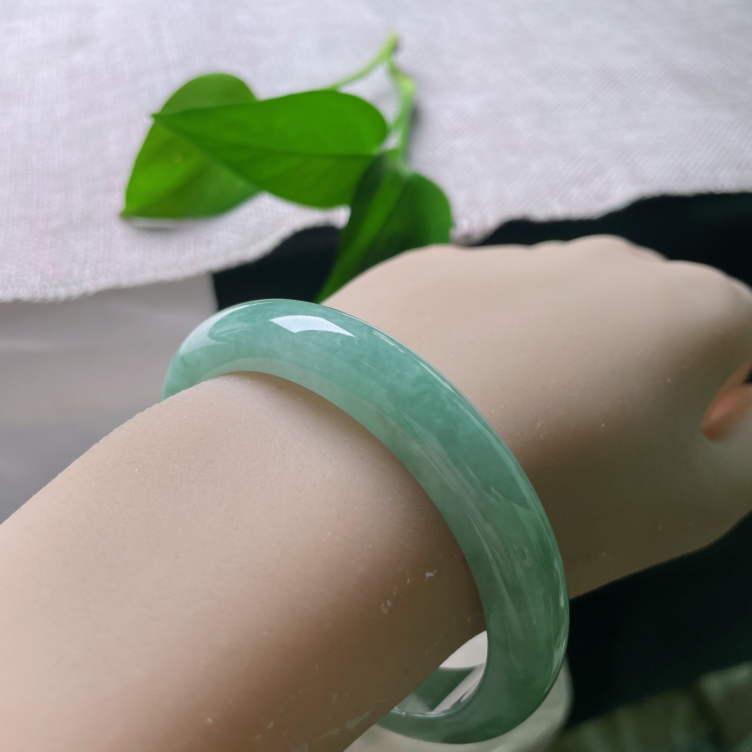 绿底正圈，一点皮纹，色调柔和均匀，玉面光泽温润，如同山间一汪浅潭，清润不张扬，日常佩戴温柔显气质。ss57919a