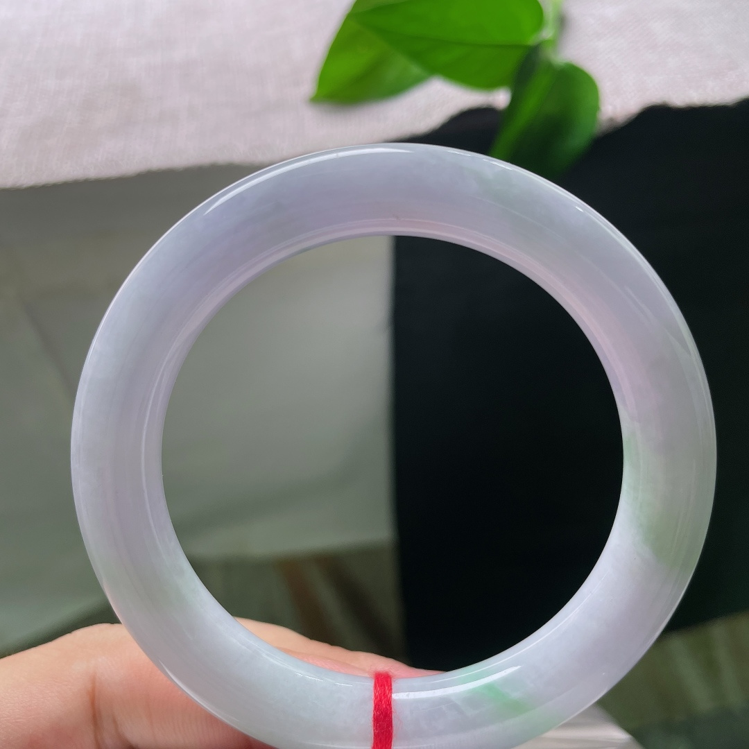 55.8/10.6，圆条，一点皮纹，紫调柔和不浓烈，清新淡雅，不张扬不艳俗，把含蓄的东方柔韵凝于腕间。ss57870a