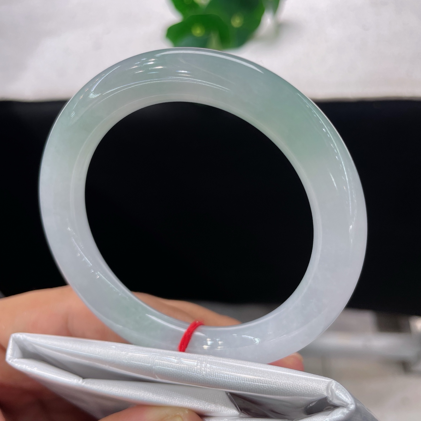 天然翡翠手镯，圈口53/9.8，糯冰飘绿圆条，53/54正圈可戴，一镯盛晴水，腕间揽湖光，无裂。