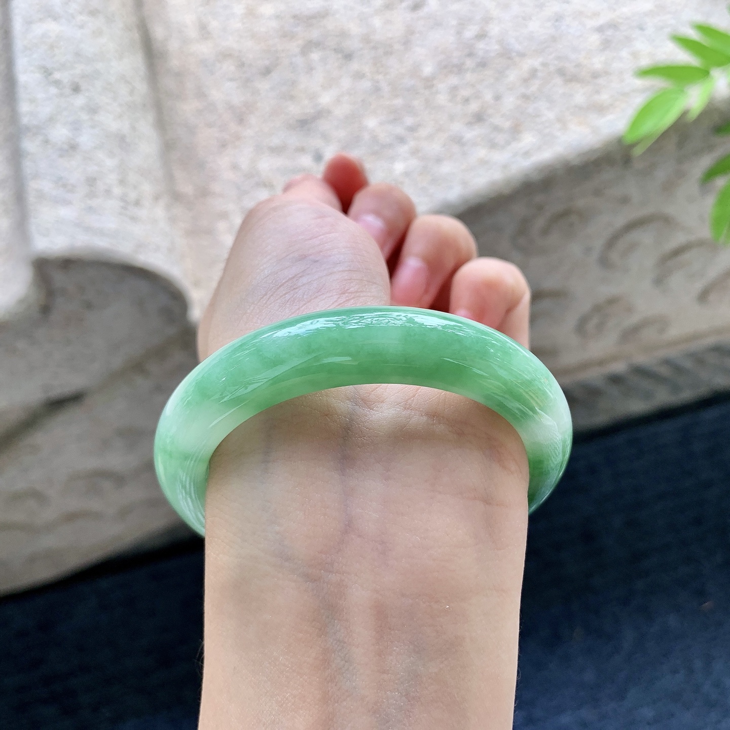 正圈，圈口53.5/11.7/8.4，编码W6090313，细糯飘辣绿，水润，种老，细腻，打灯有纹线