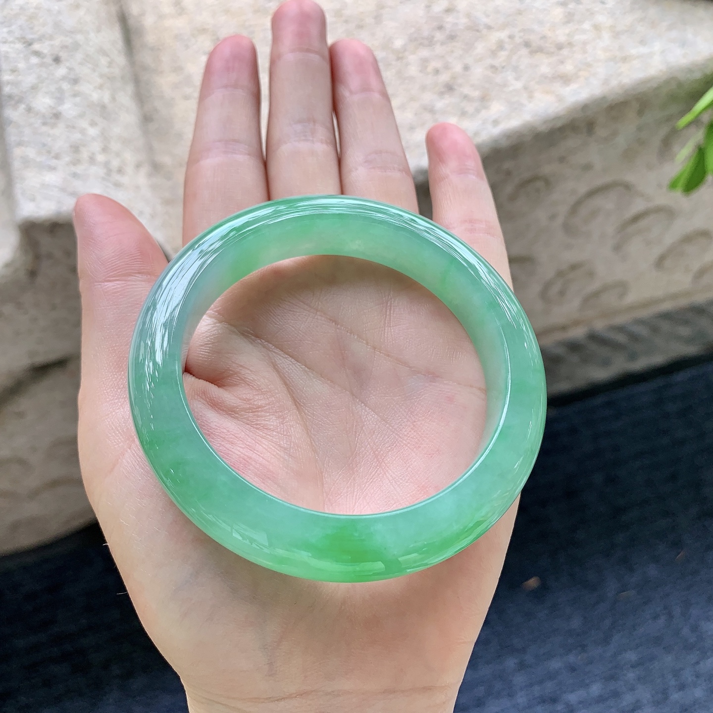 正圈55 56，圈口56.7/12.4/9.3，编码G7090238，冰糯飘绿，水润，种老，细腻，无